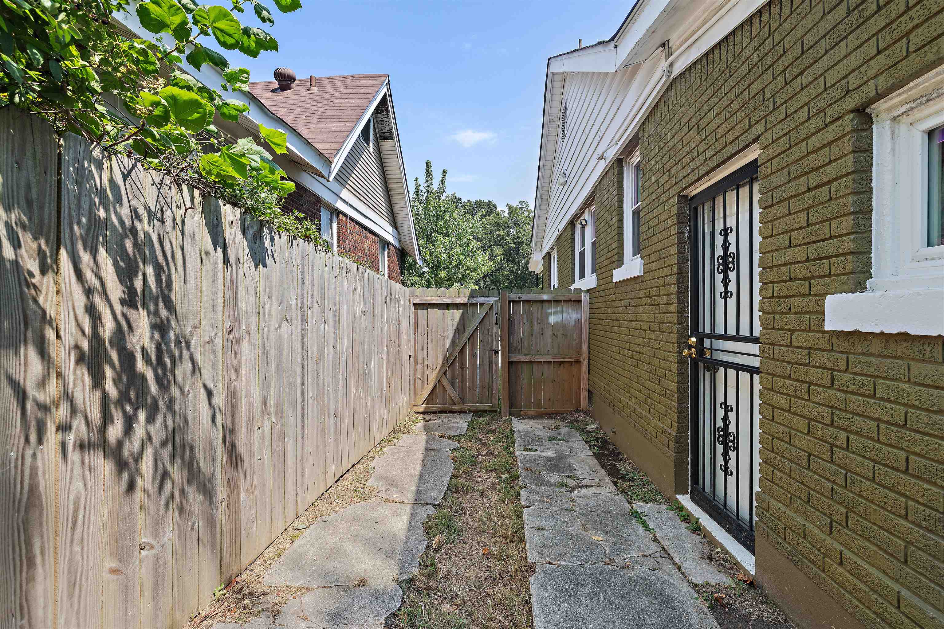 883 Evergreen St Property Photo 28