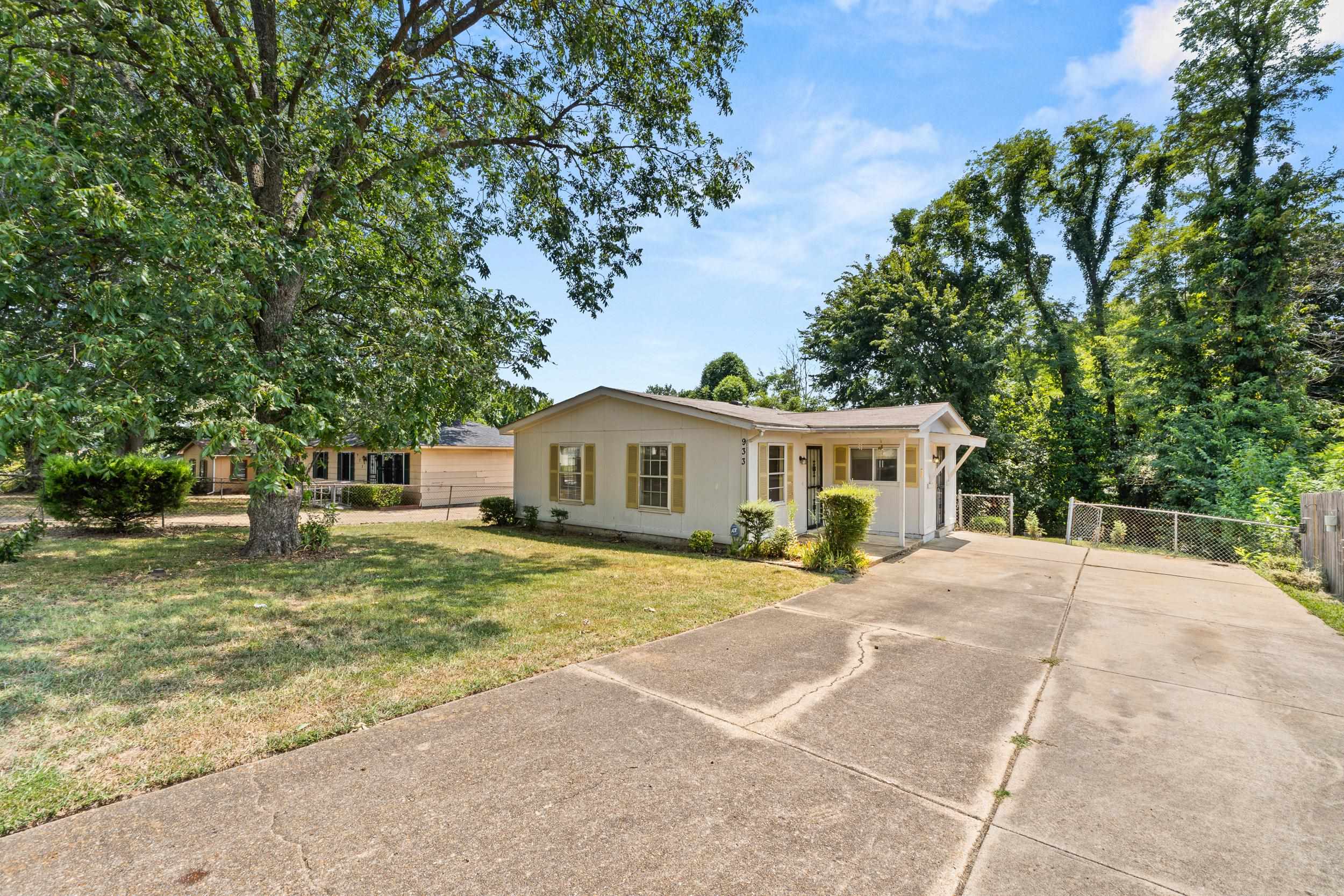 933 WESTERN PARK DR Property Photo 1