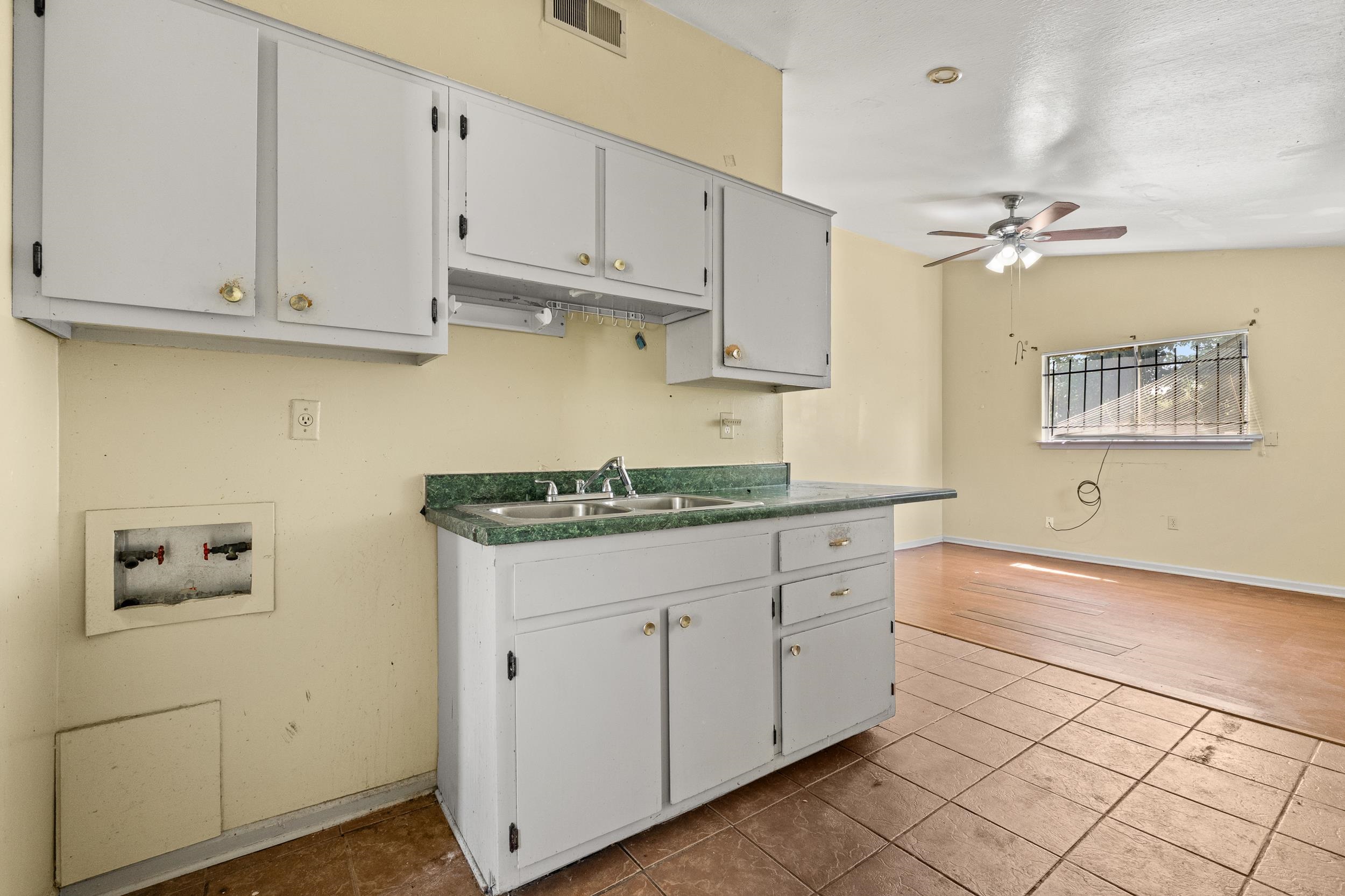 933 Western Park Dr Property Photo 9