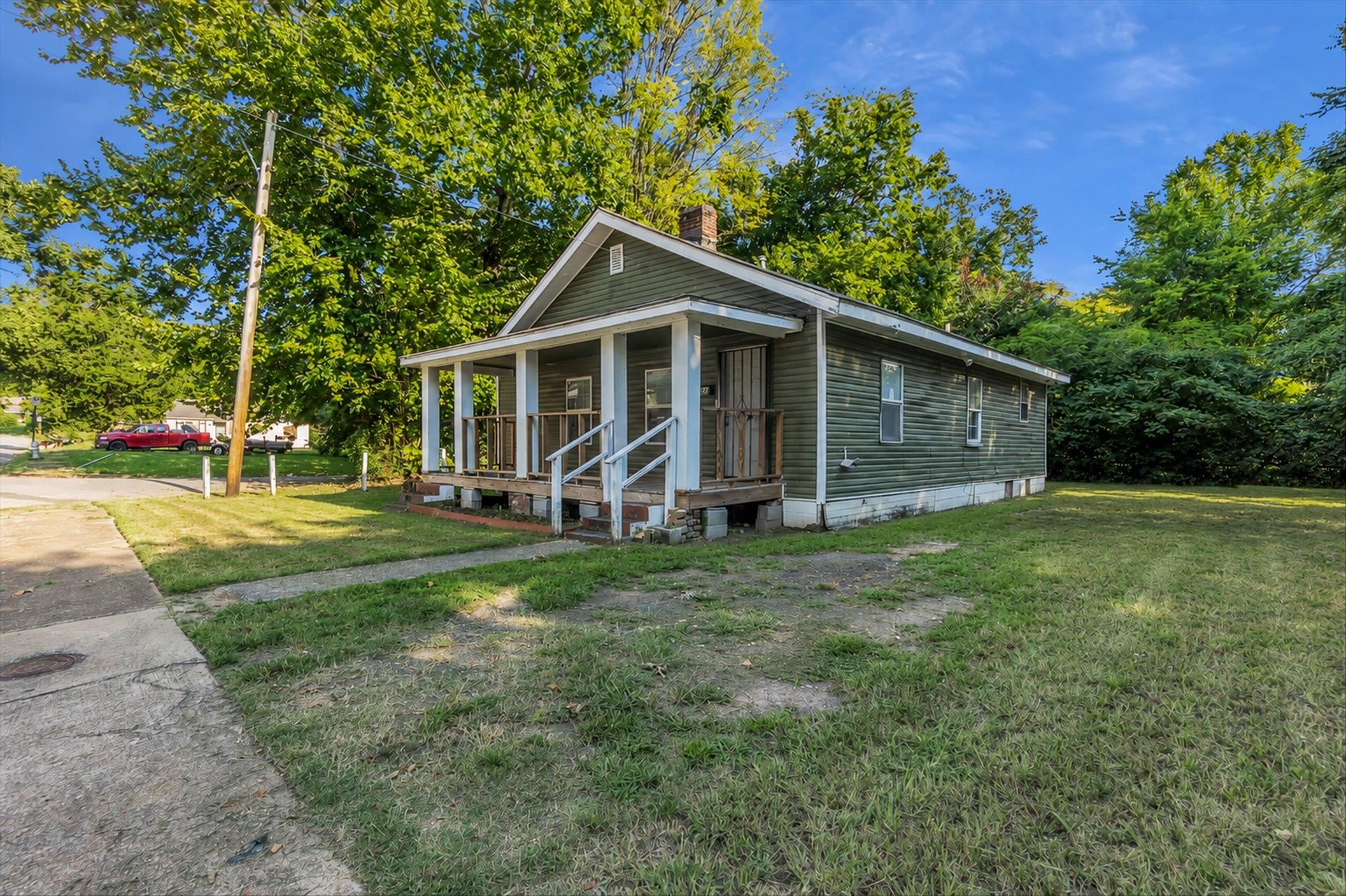 1347 E Trigg Ave Property Photo 3