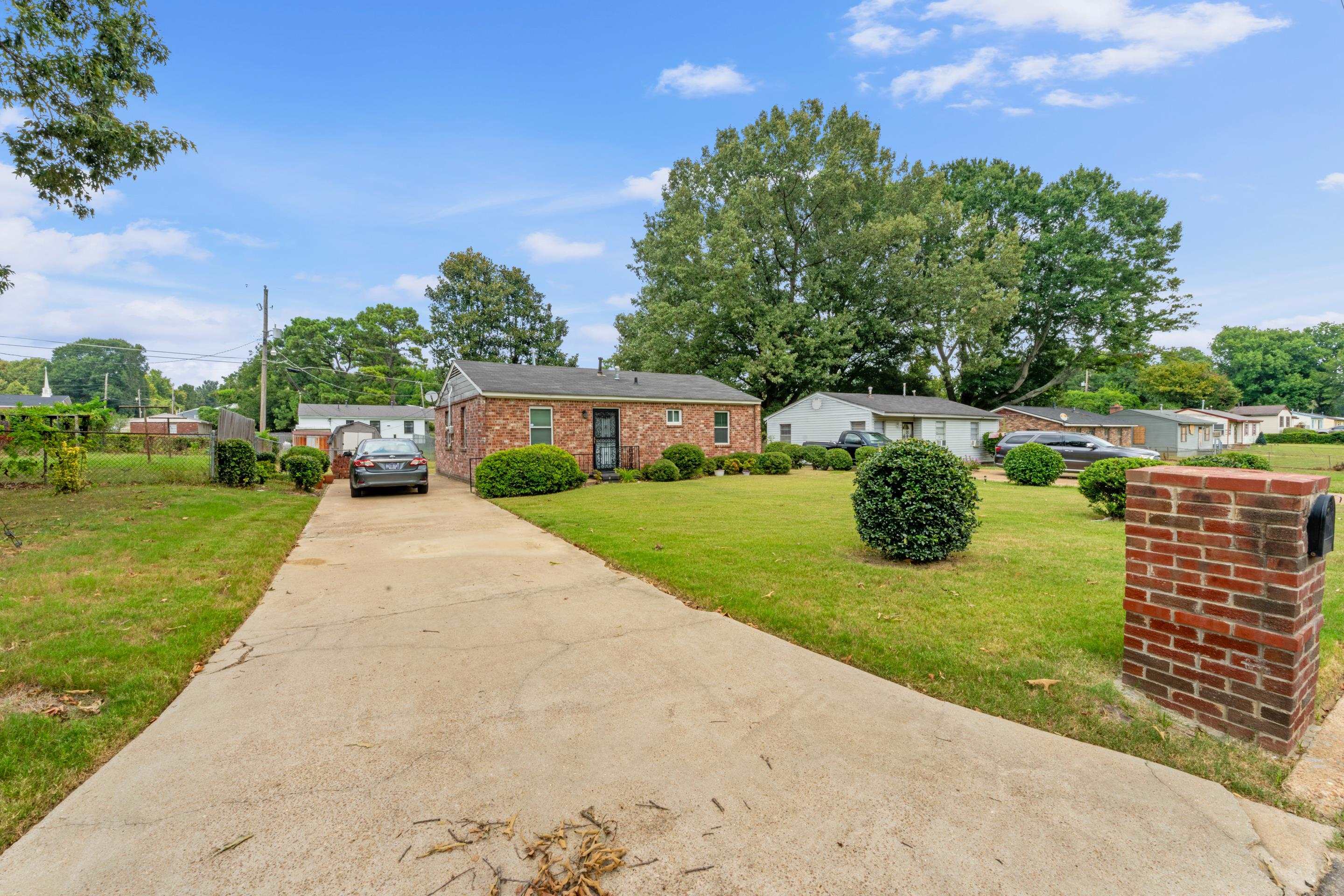 416 W Holmes Rd Property Photo 3