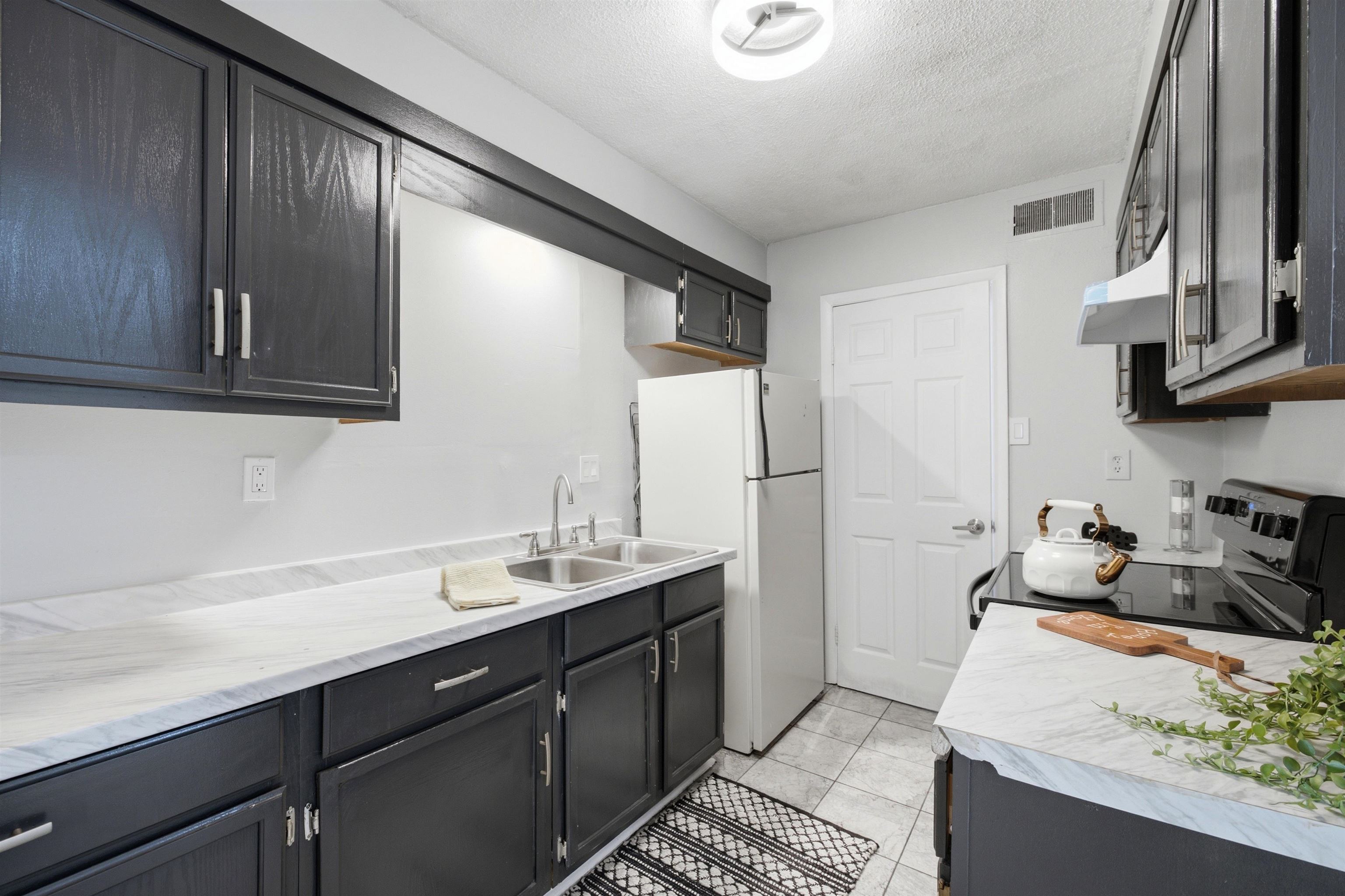 1022 University St Property Photo 7