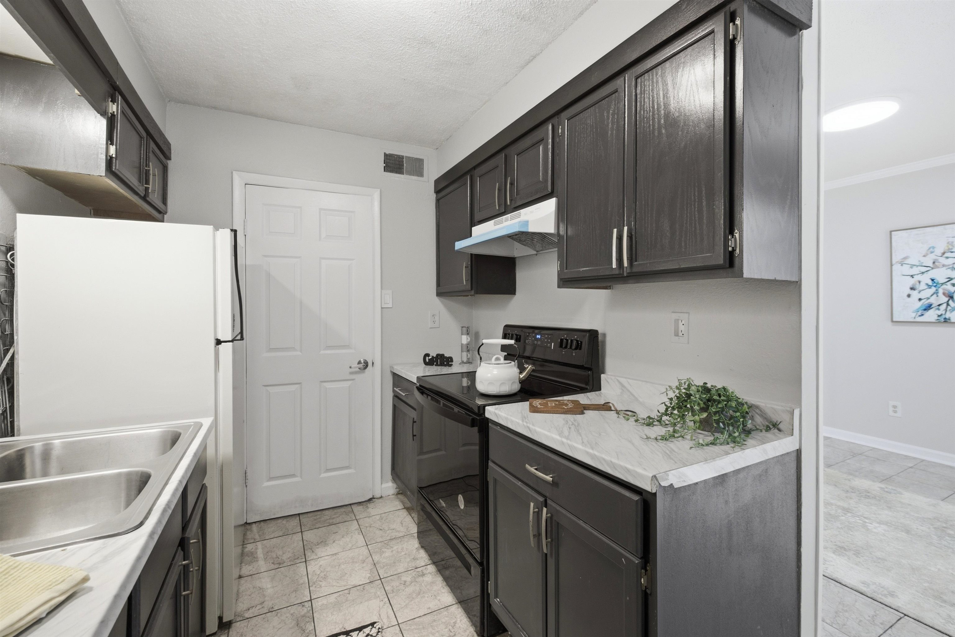 1022 University St Property Photo 8
