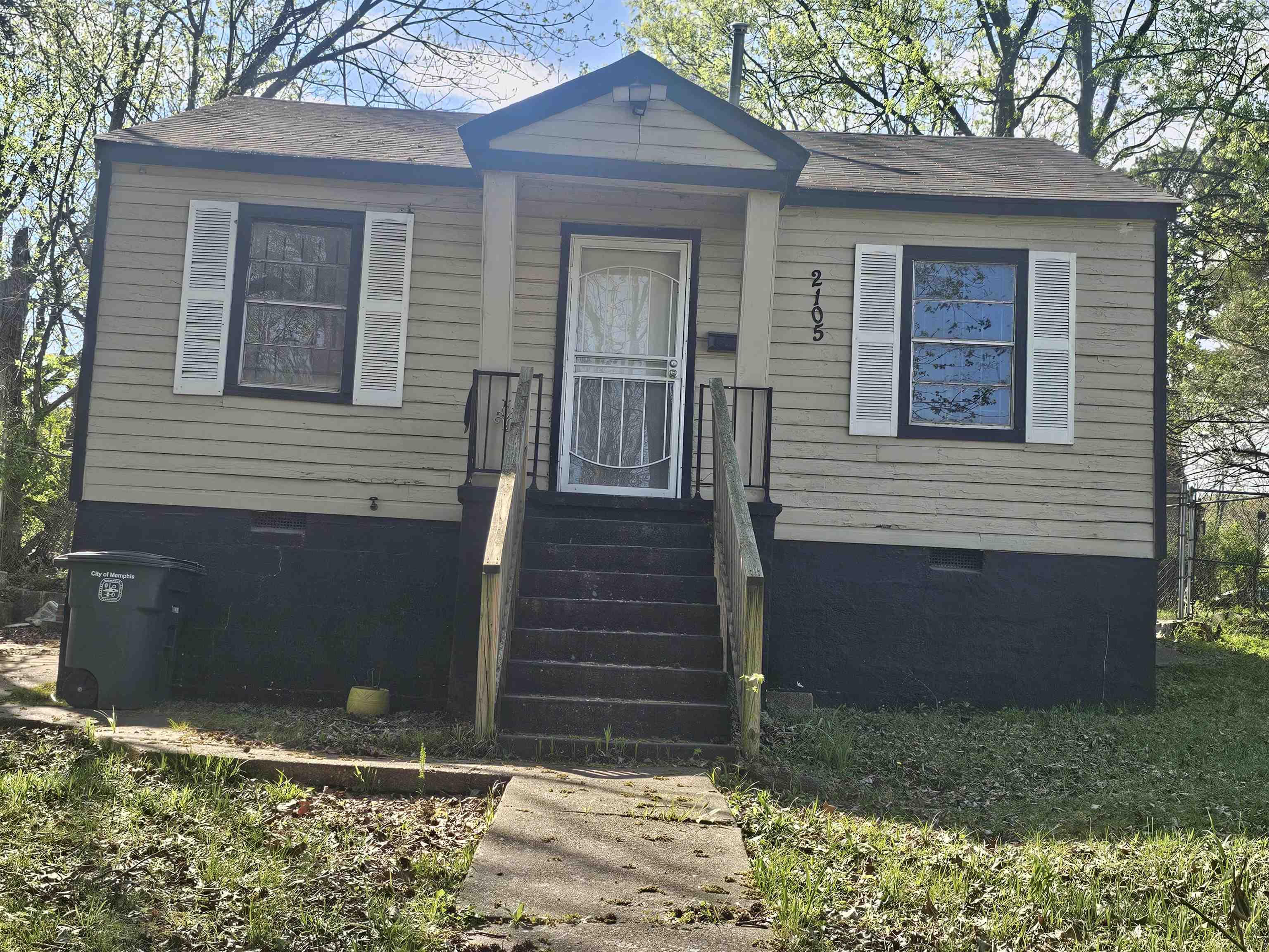 2105 Farrington St Property Photo 1