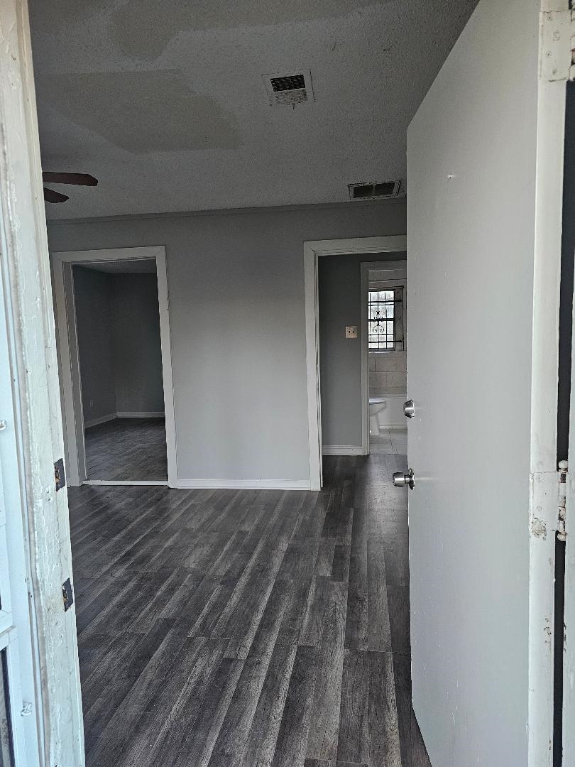 2105 Farrington St Property Photo 2