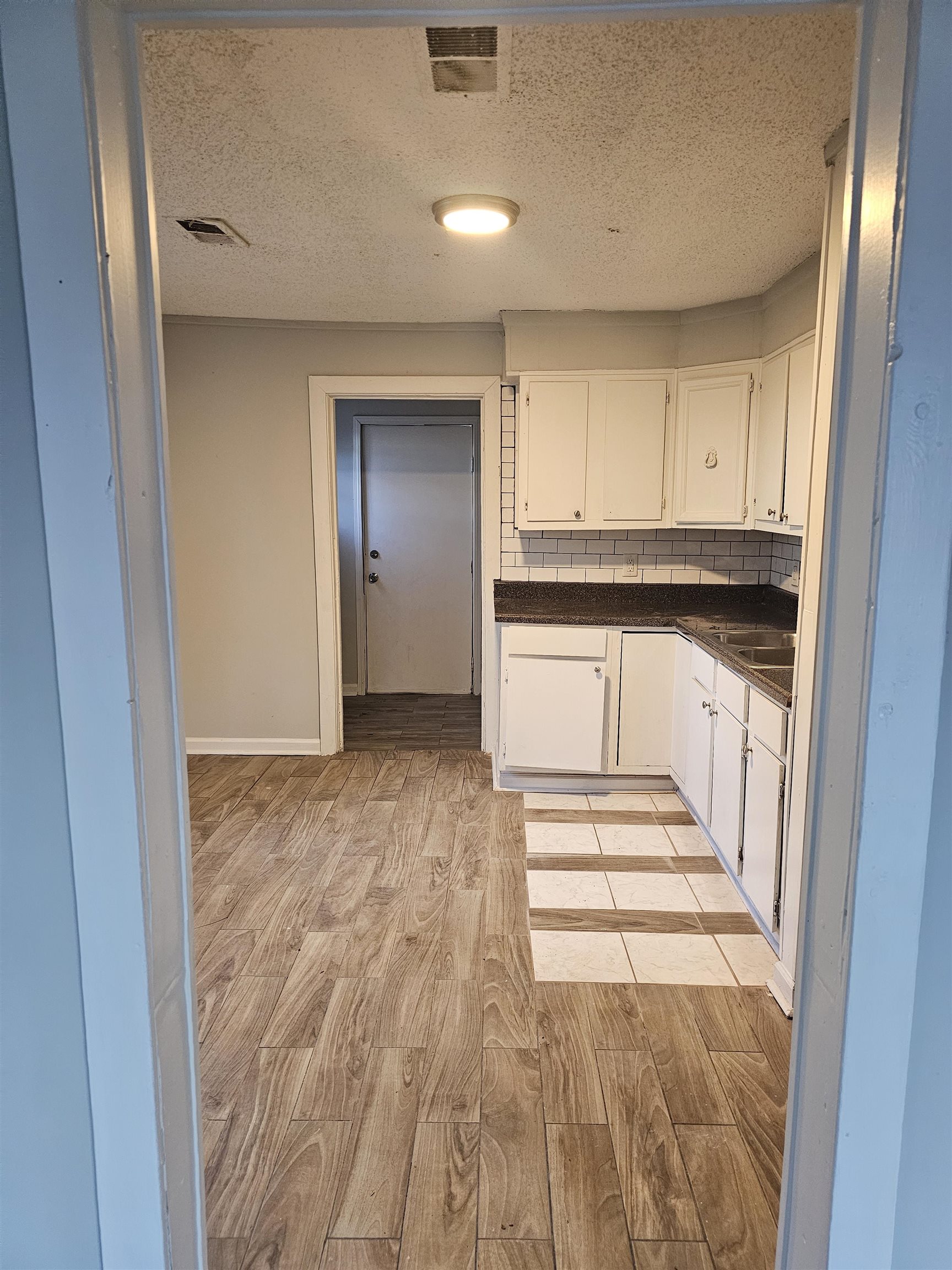 2105 Farrington St Property Photo 5