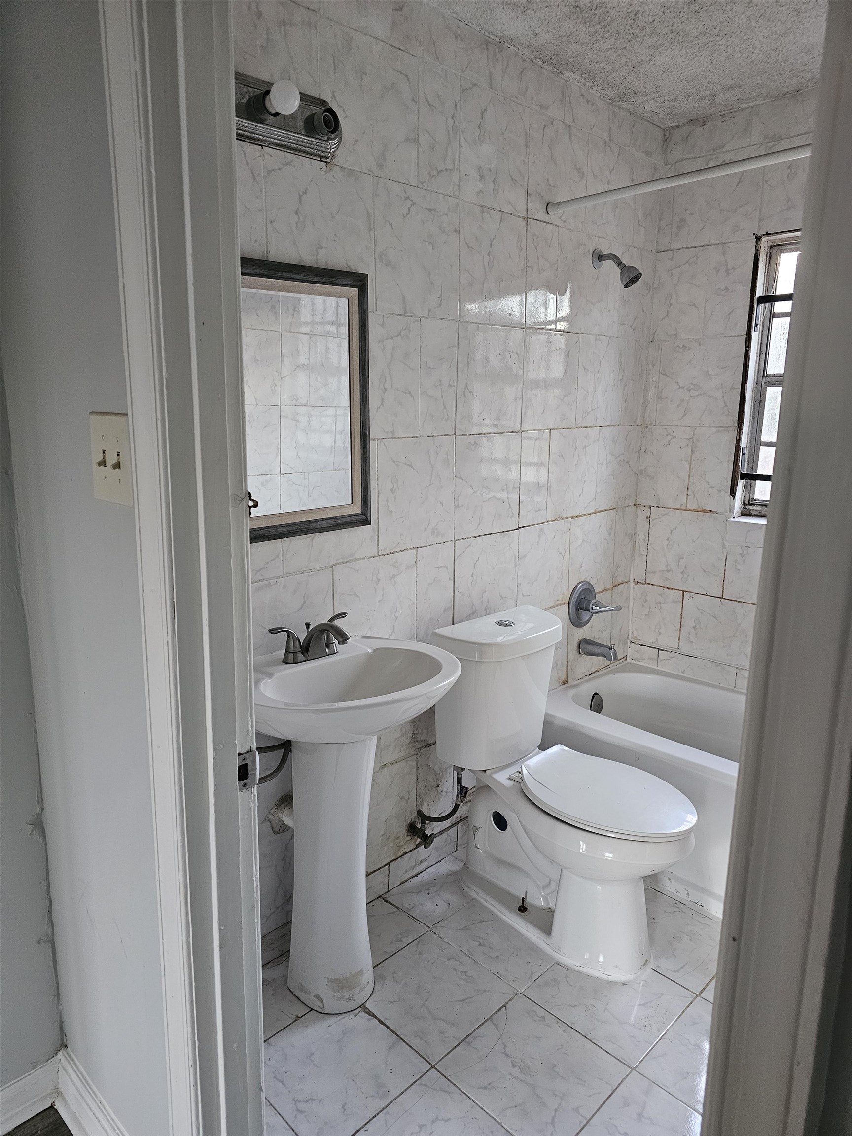2105 Farrington St Property Photo 9