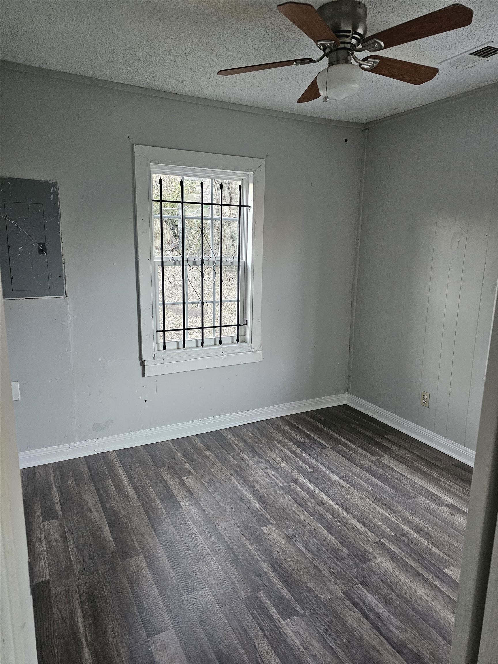 2105 Farrington St Property Photo 10
