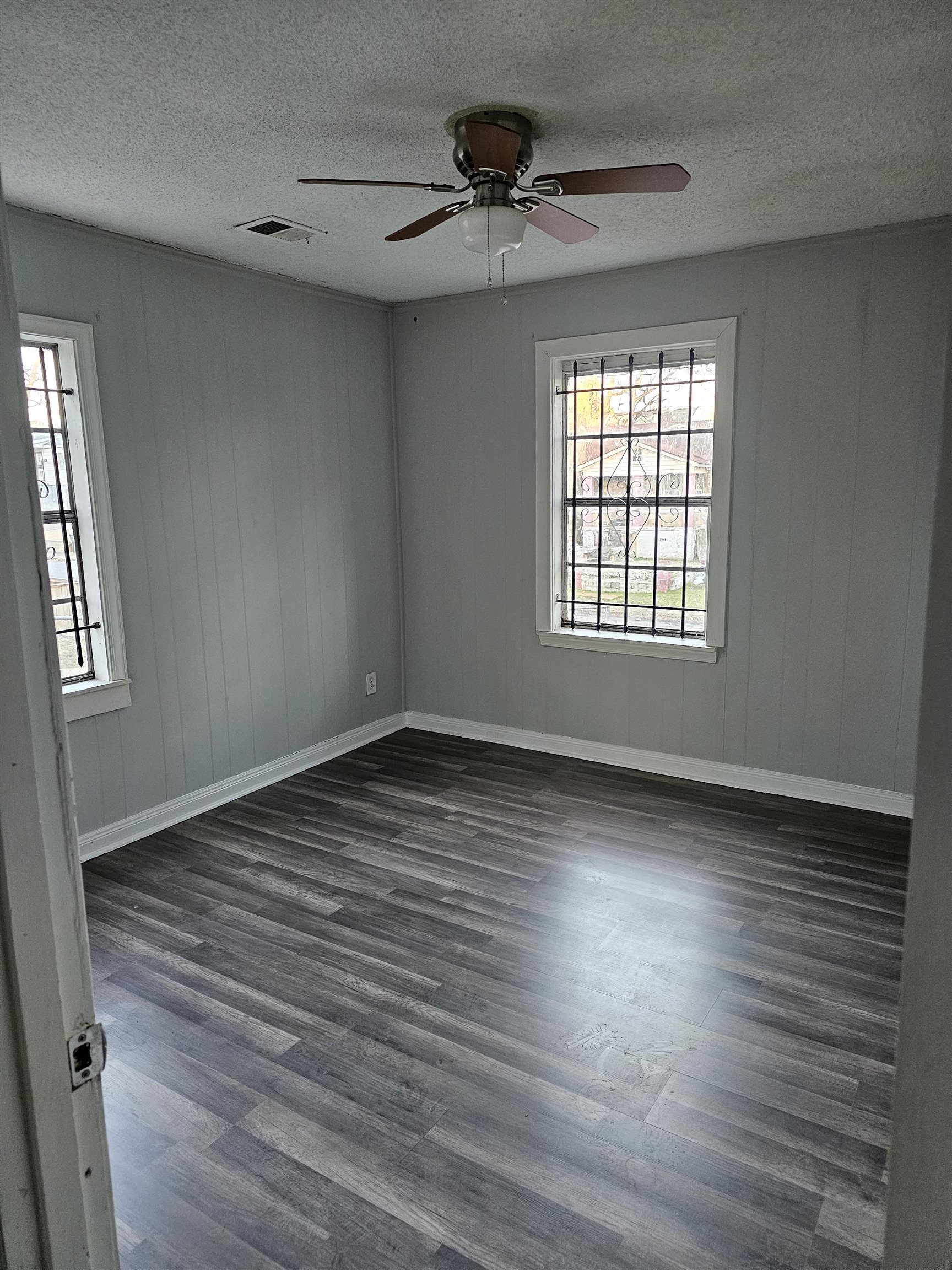 2105 Farrington St Property Photo 12
