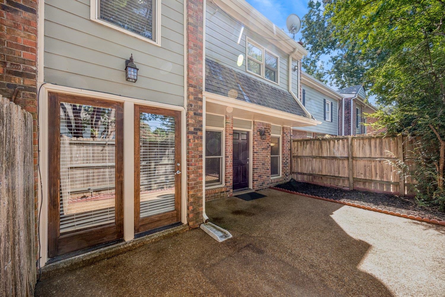 1685 Regents Park Dr B Property Photo 2