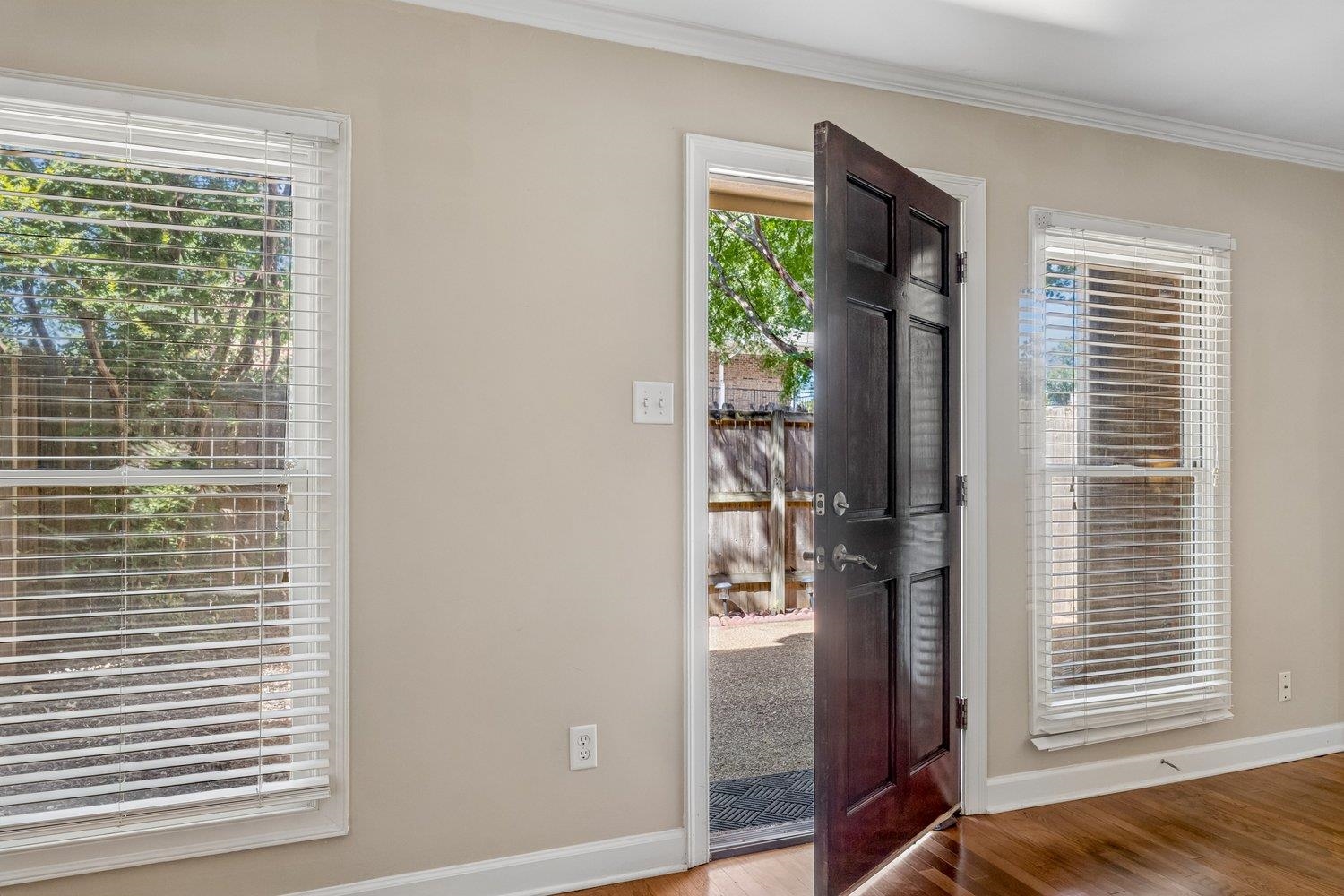 1685 Regents Park Dr B Property Photo 3