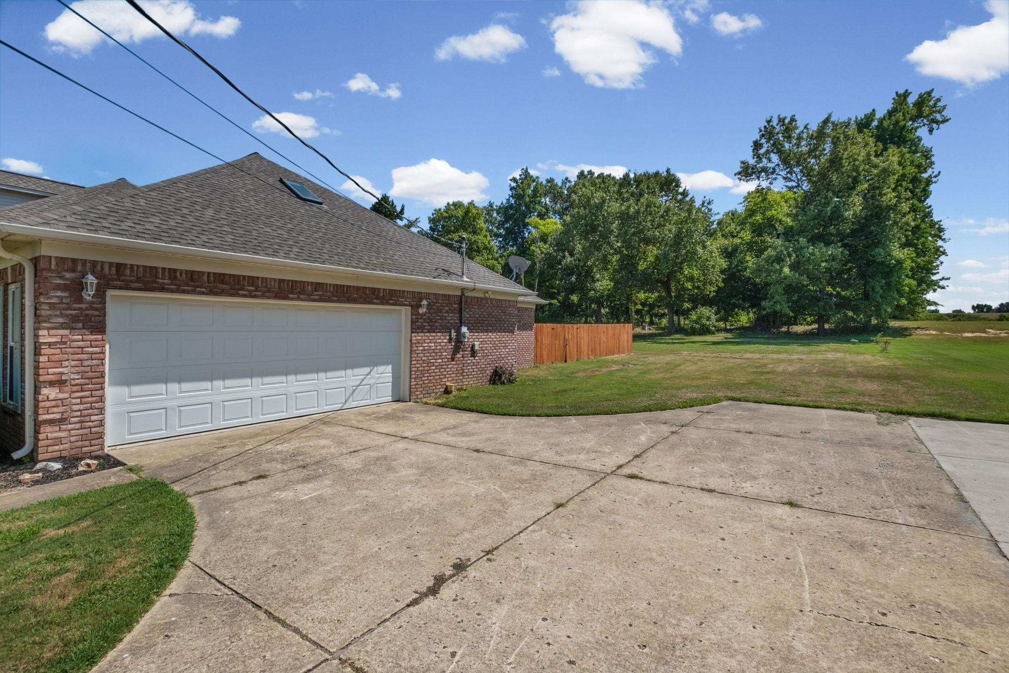 371 Brierhedge Rd Property Photo 3