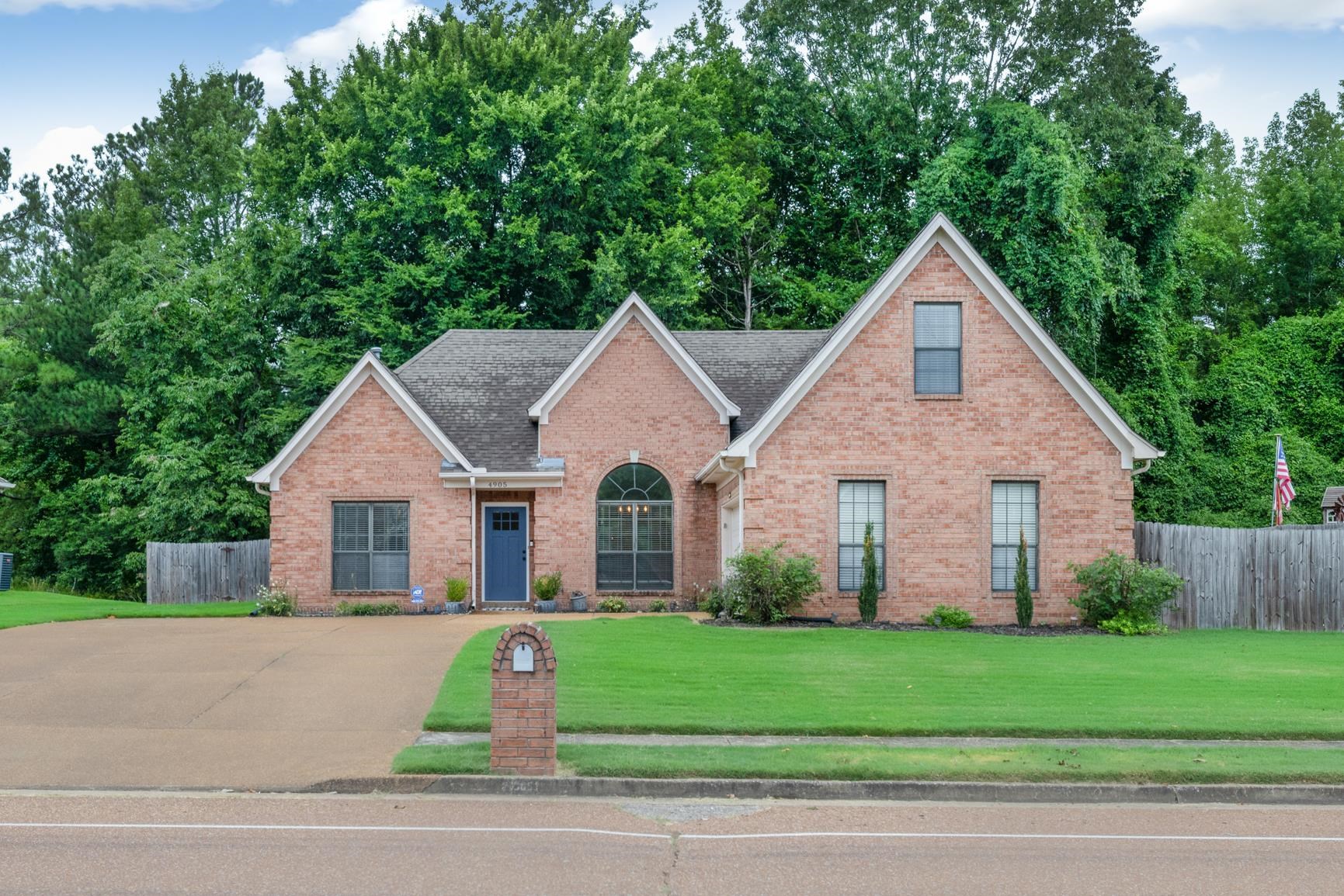 4905 SPRINGTREE DR Property Photo 1