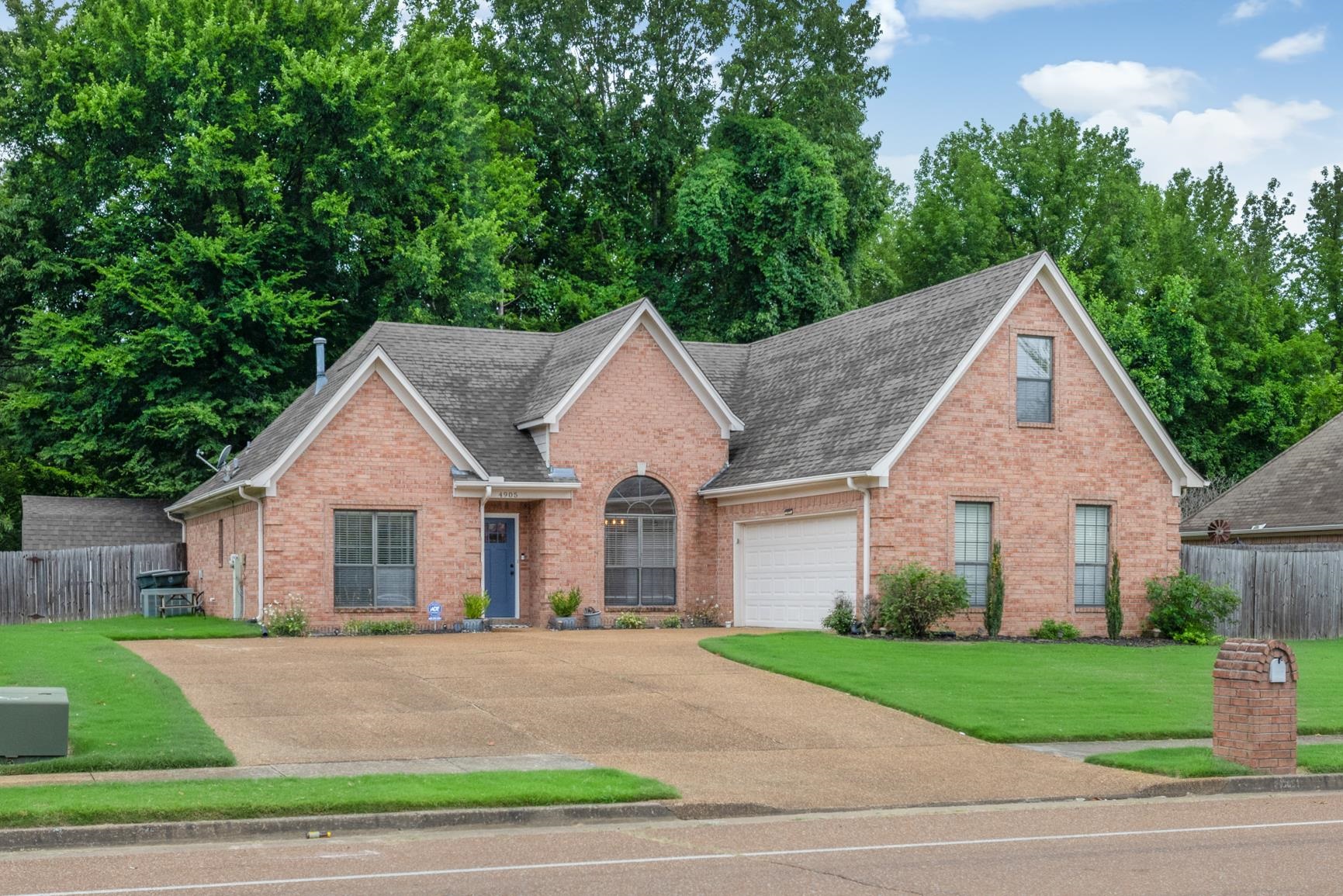 4905 Springtree Dr Property Photo 2