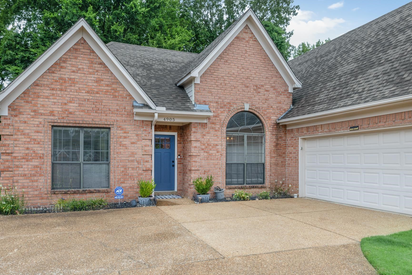 4905 Springtree Dr Property Photo 3