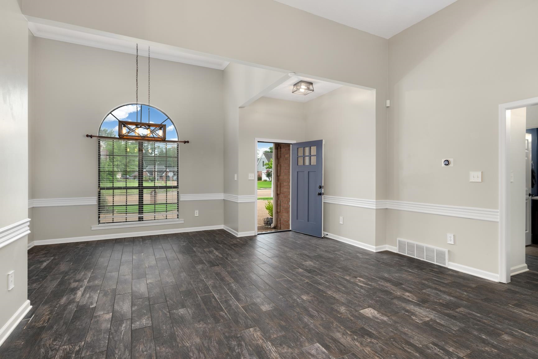 4905 Springtree Dr Property Photo 4