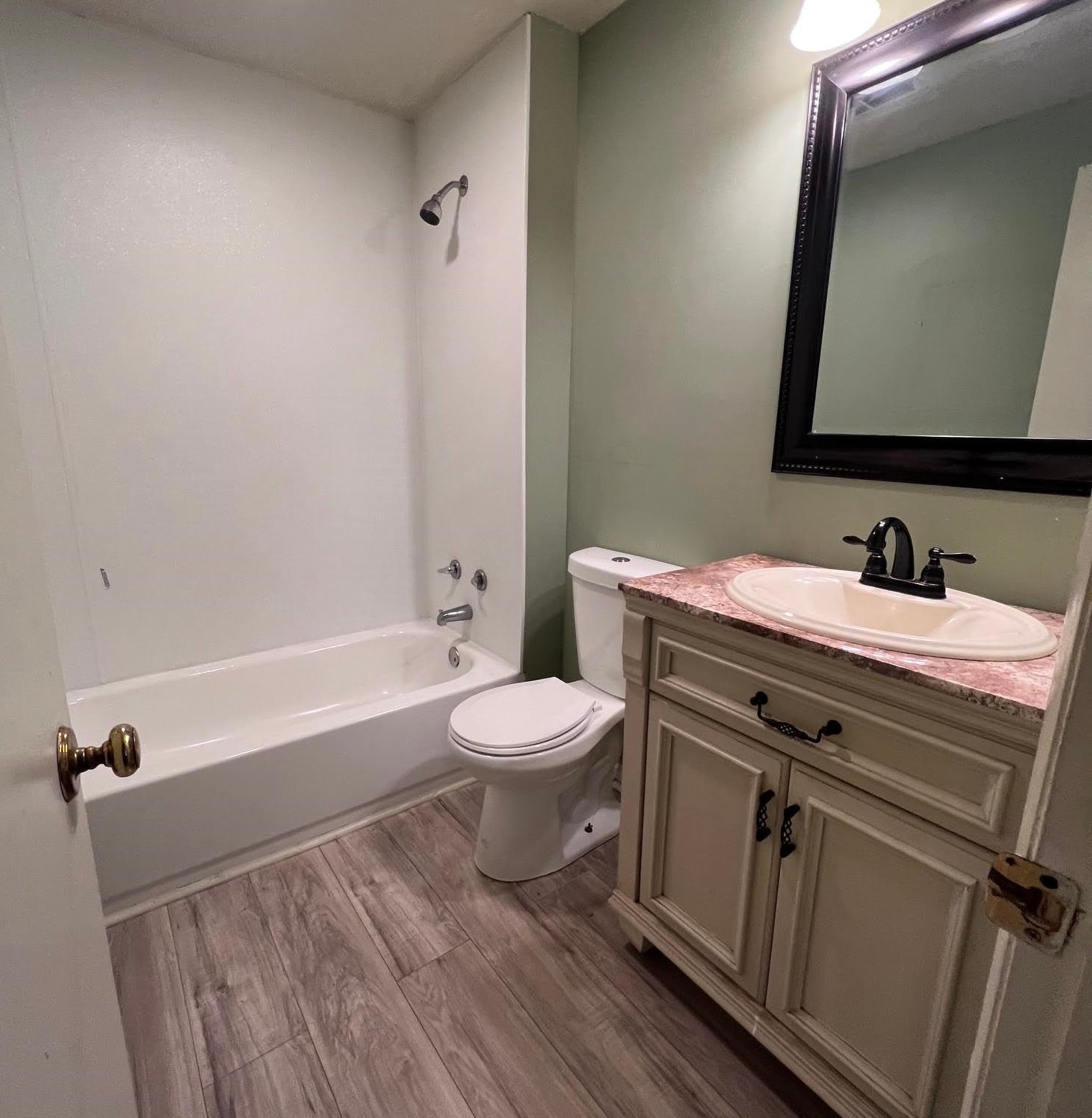 1409 Adelaide St Property Photo 3