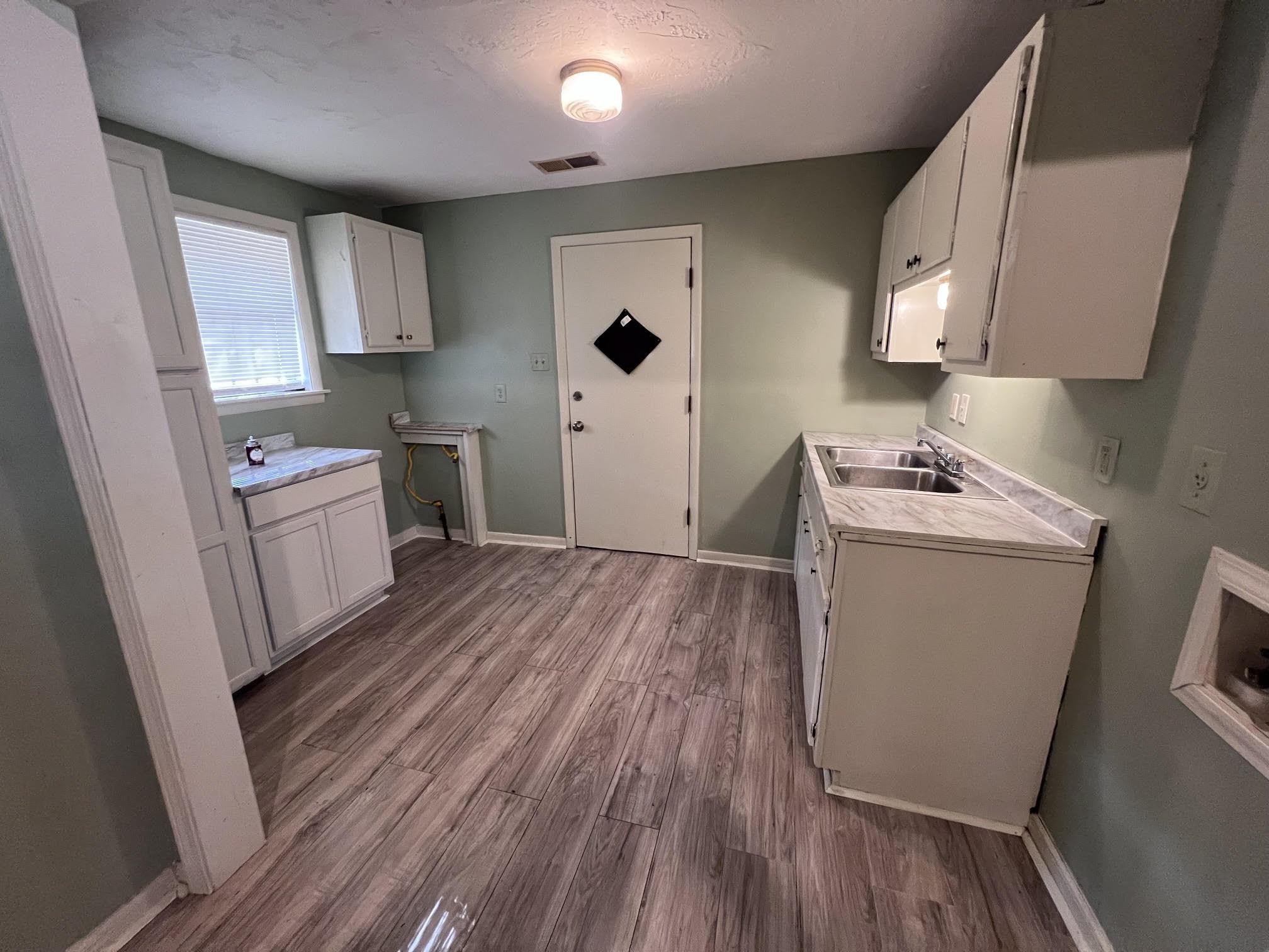 1409 Adelaide St Property Photo 4