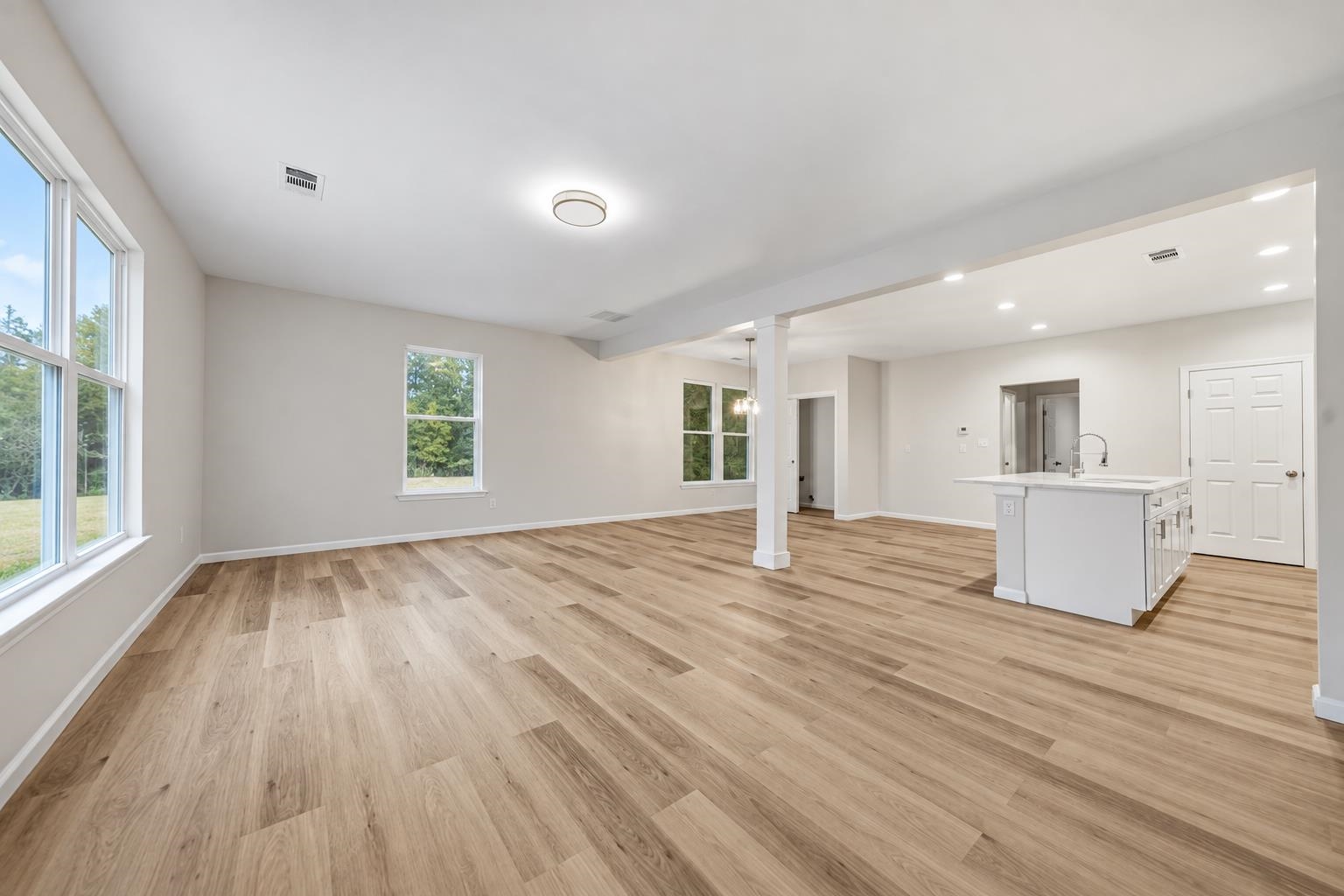 258 N Hollywood St Property Photo 4