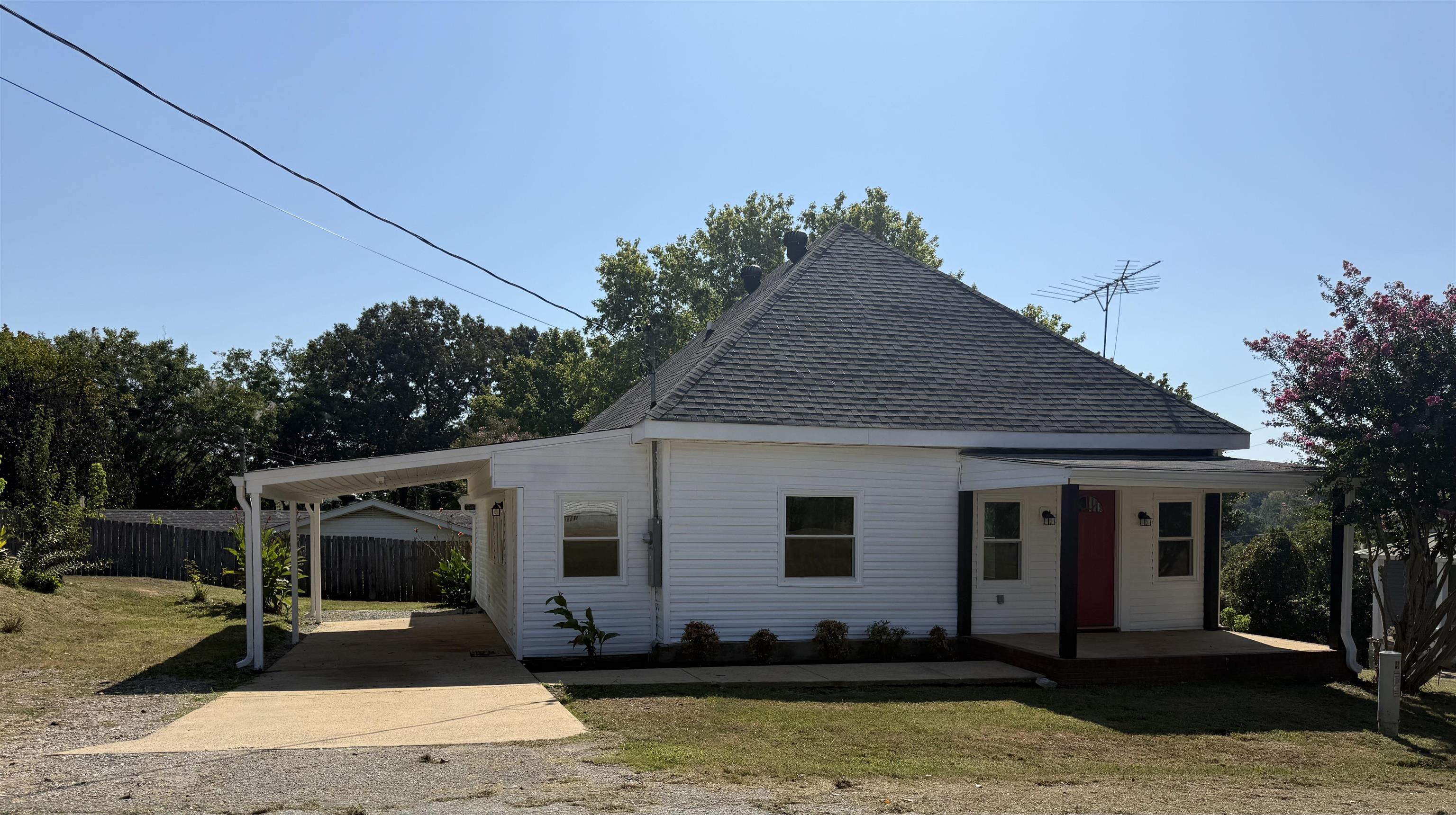290 Keller St Property Photo 3