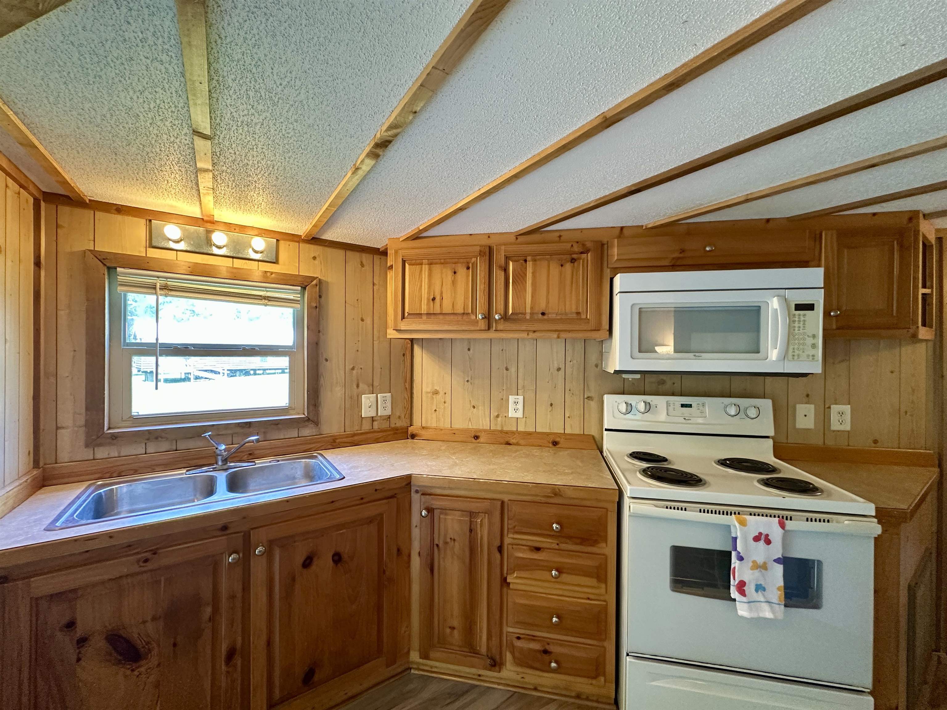 5735 Railroad St Property Photo 4