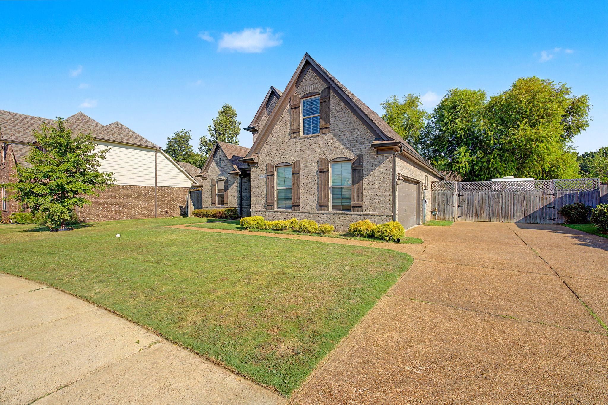 9082 Oakvale Dr Property Photo 3