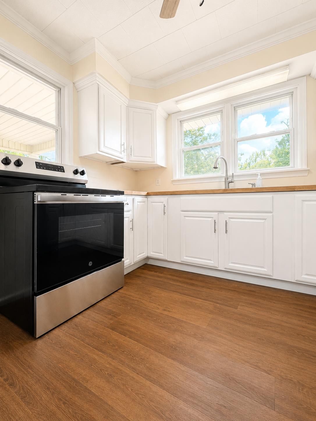 276 Oak St Property Photo 4