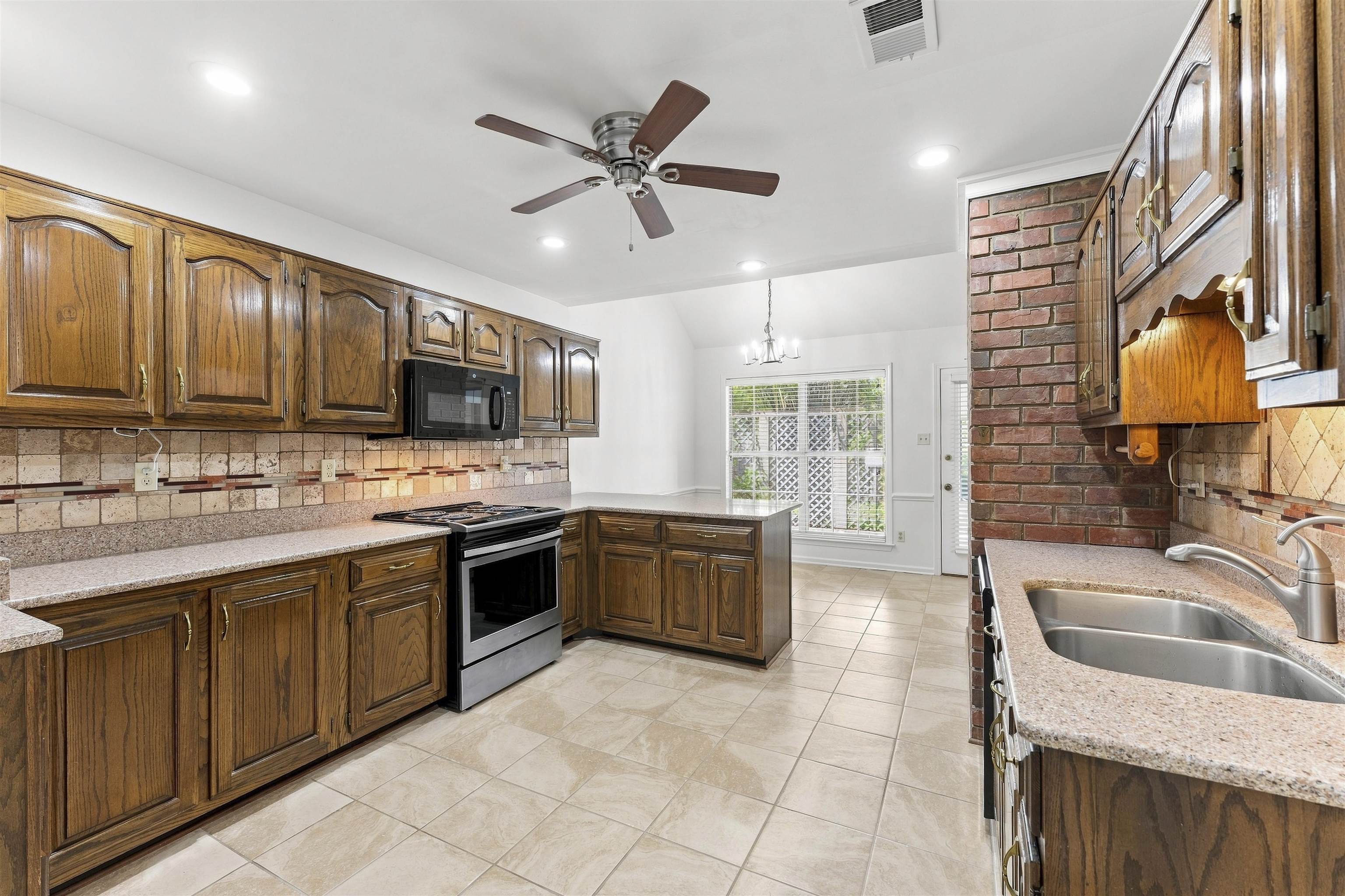 2425 Fairway Oaks Dr Property Photo 7