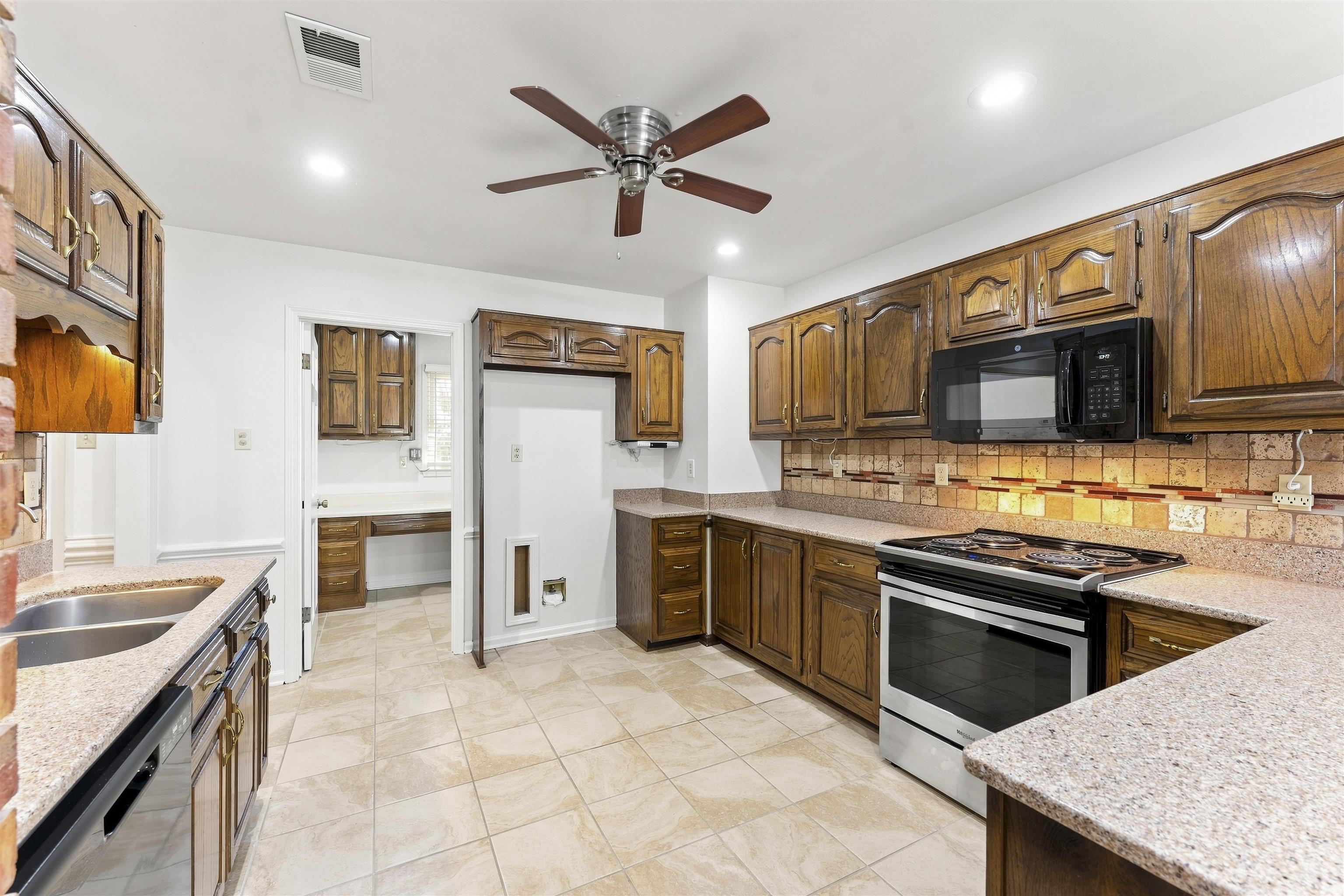 2425 Fairway Oaks Dr Property Photo 8