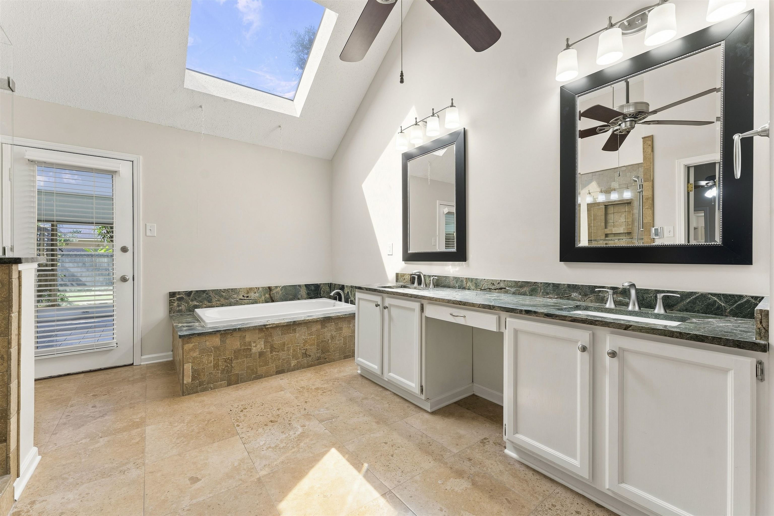 2425 Fairway Oaks Dr Property Photo 16