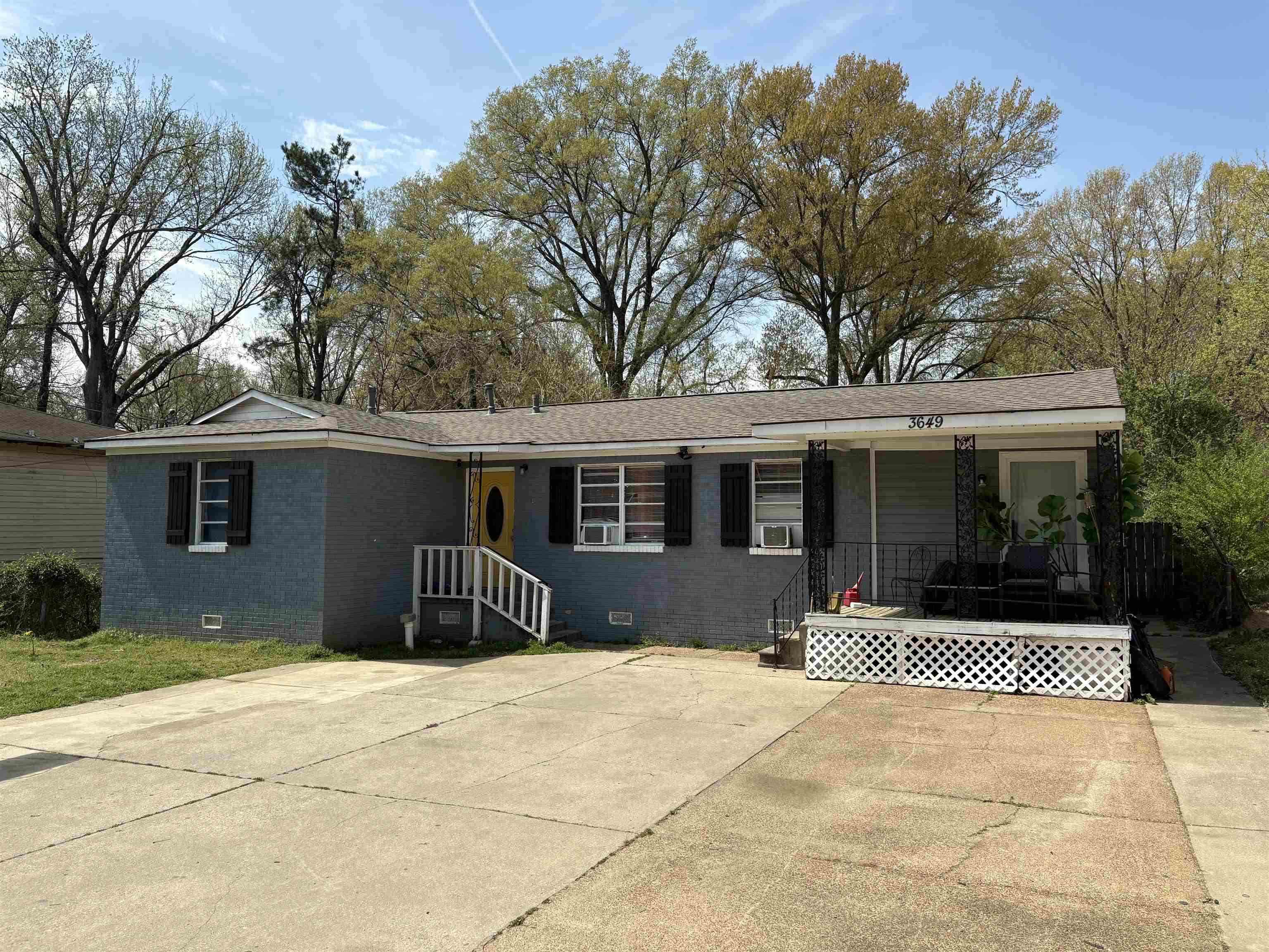 3649 SUZANNE DR Property Photo 1