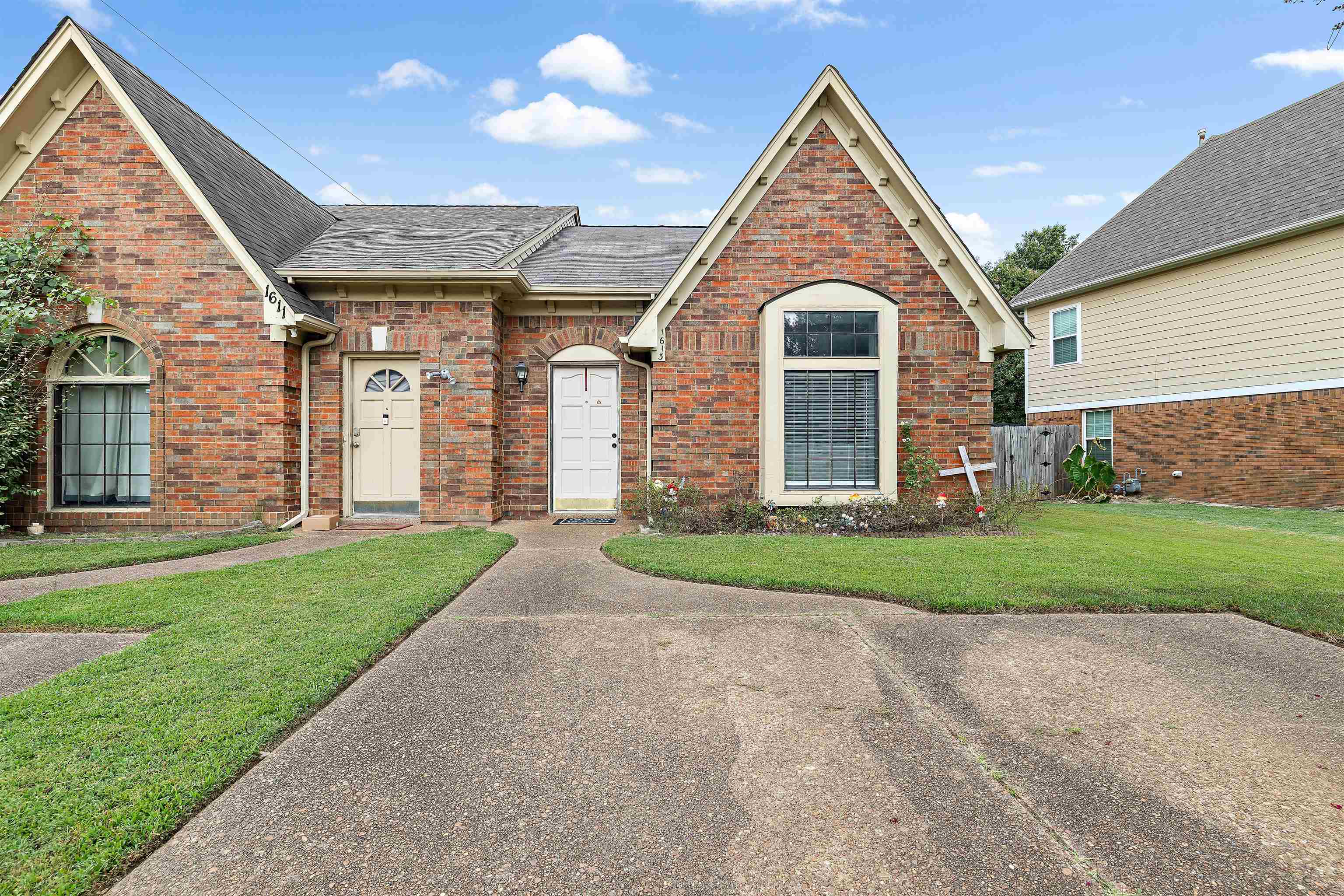 1613 Oaken Bucket Dr Property Photo 2