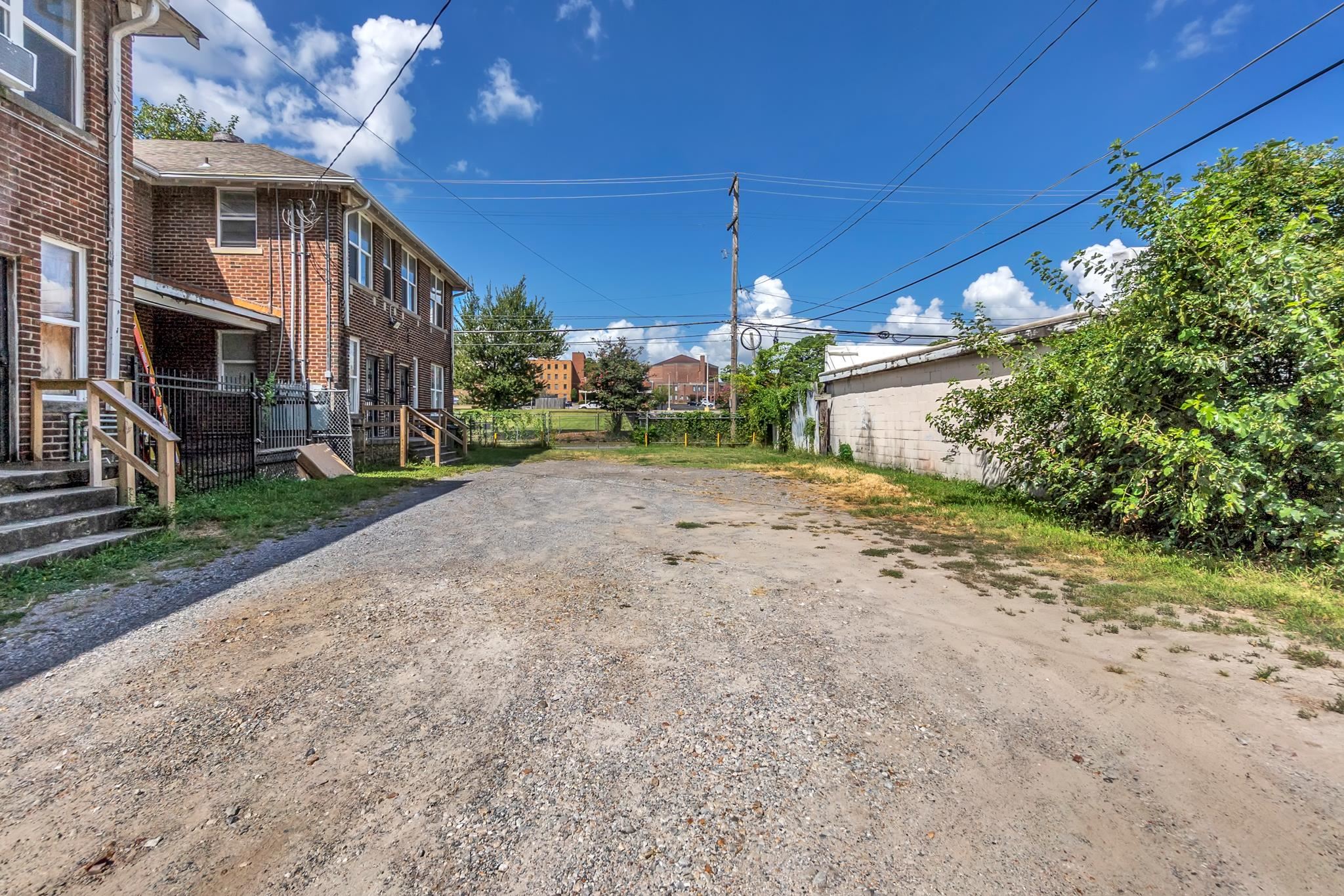 1292 Court Ave Property Photo 4