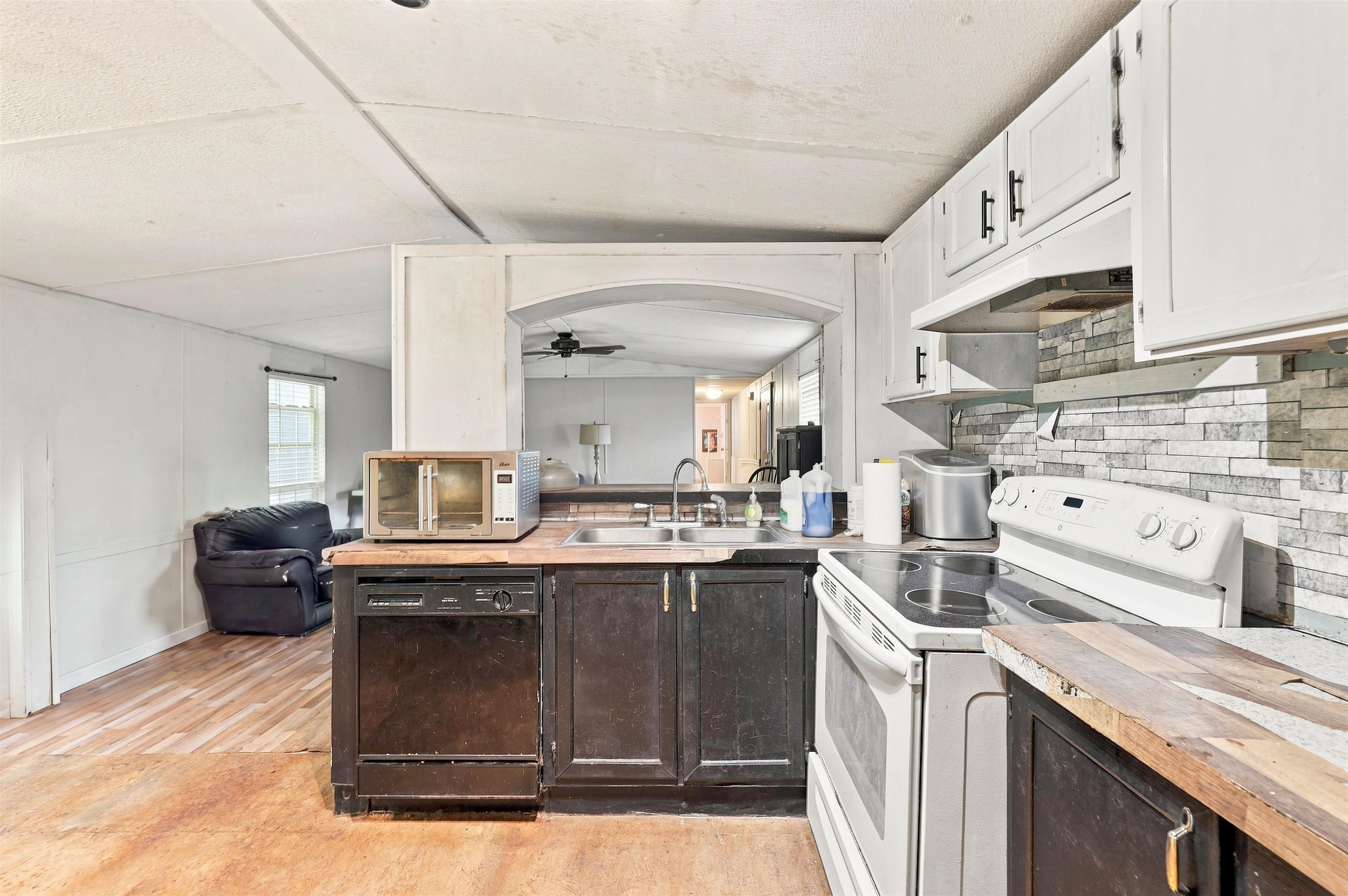 1900 Misty Wood Dr Property Photo 3