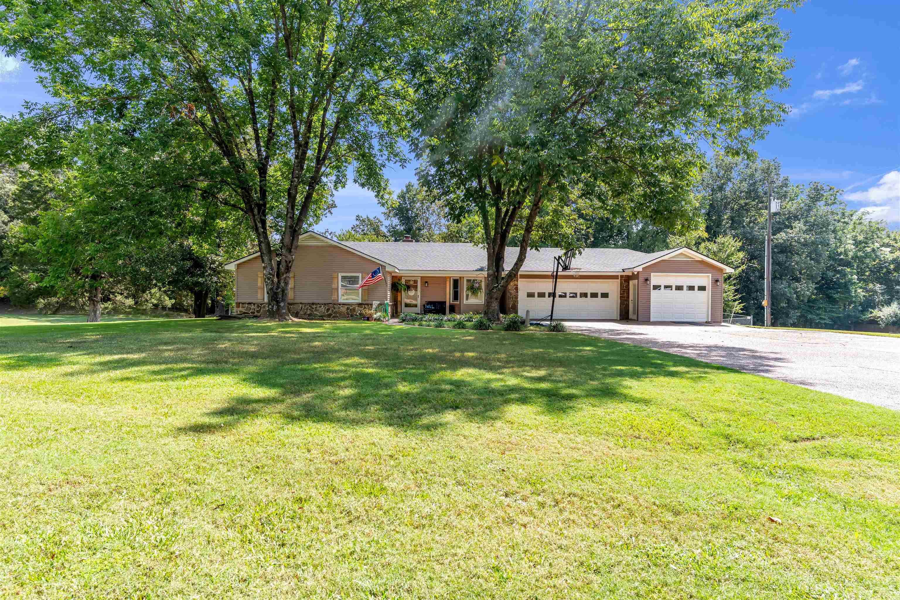 285 Woodbridge Rd Property Photo 1