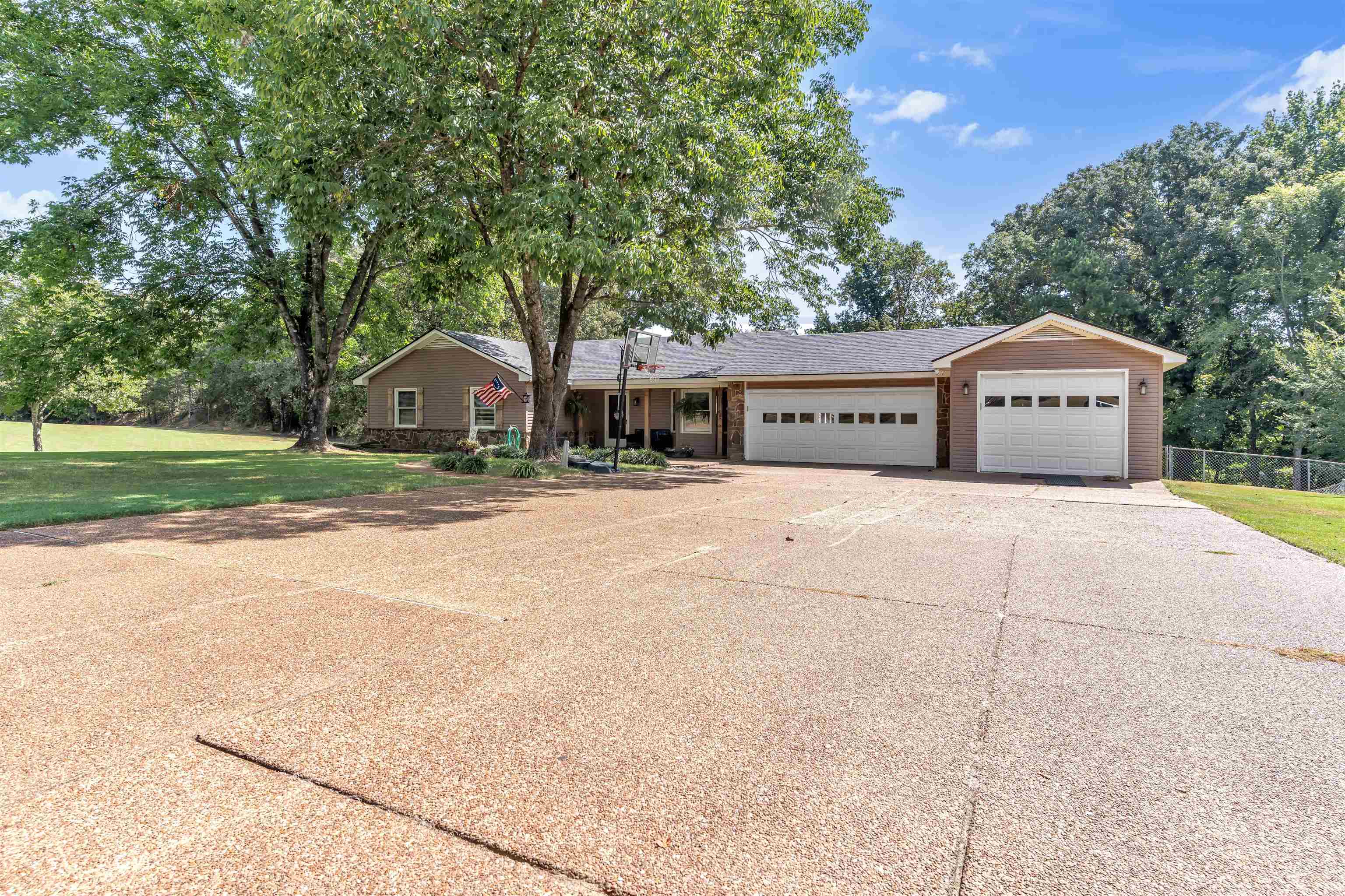 285 Woodbridge Rd Property Photo 3