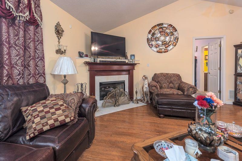 4397 Bradford Dr Property Photo 3