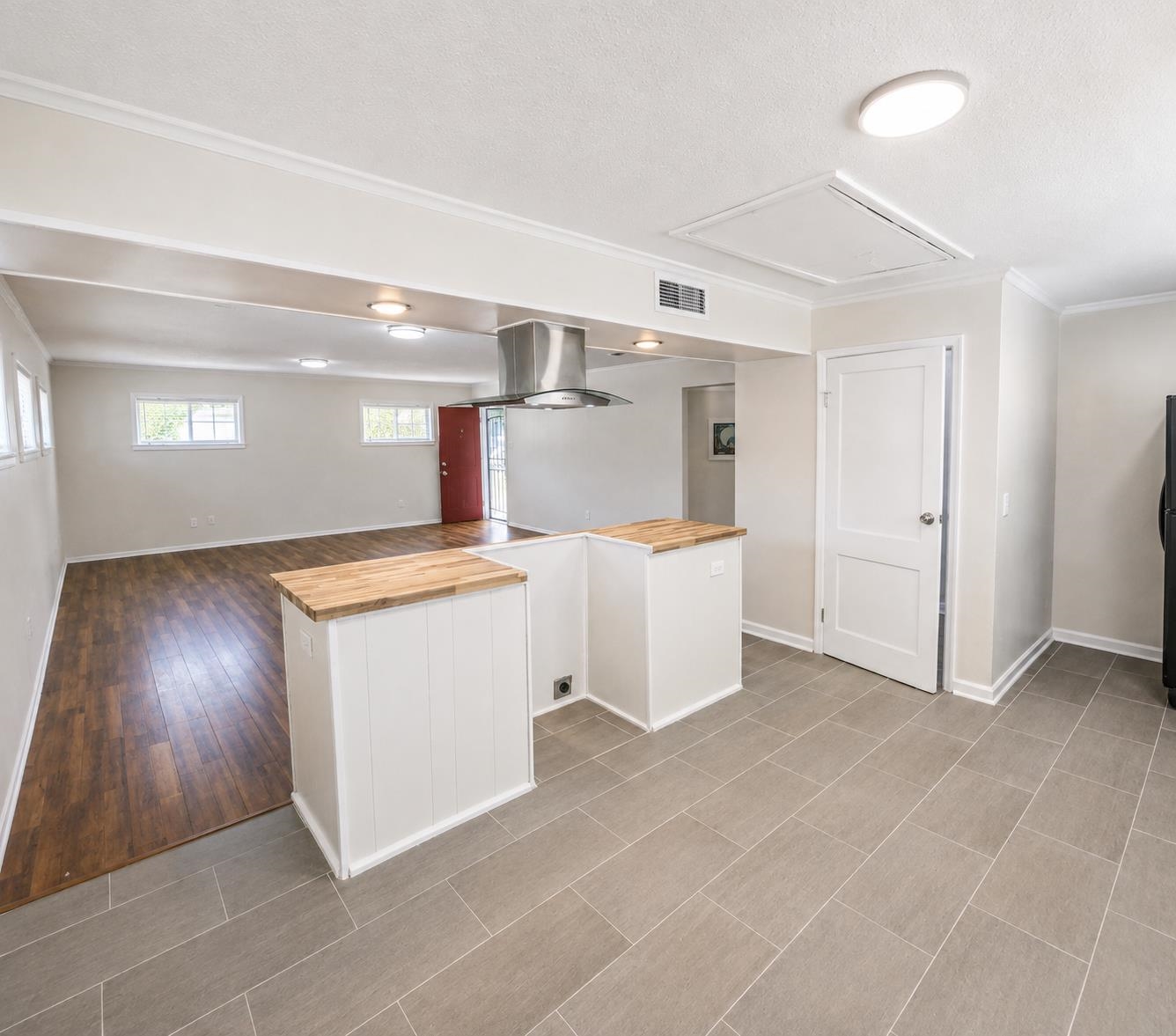 1126 Will Scarlet Rd Property Photo 3