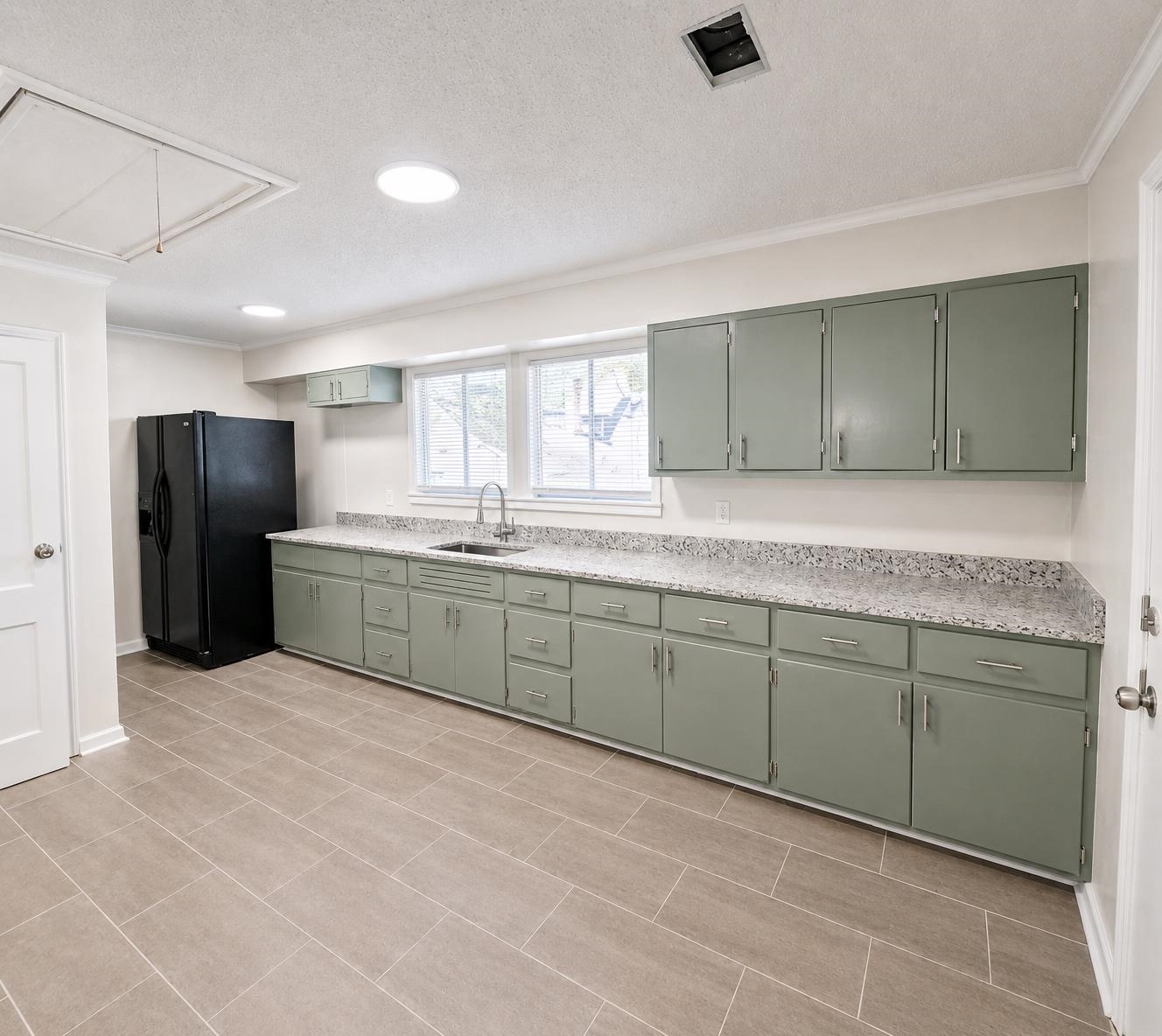 1126 Will Scarlet Rd Property Photo 4