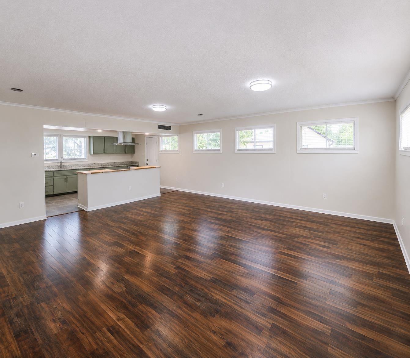 1126 Will Scarlet Rd Property Photo 5