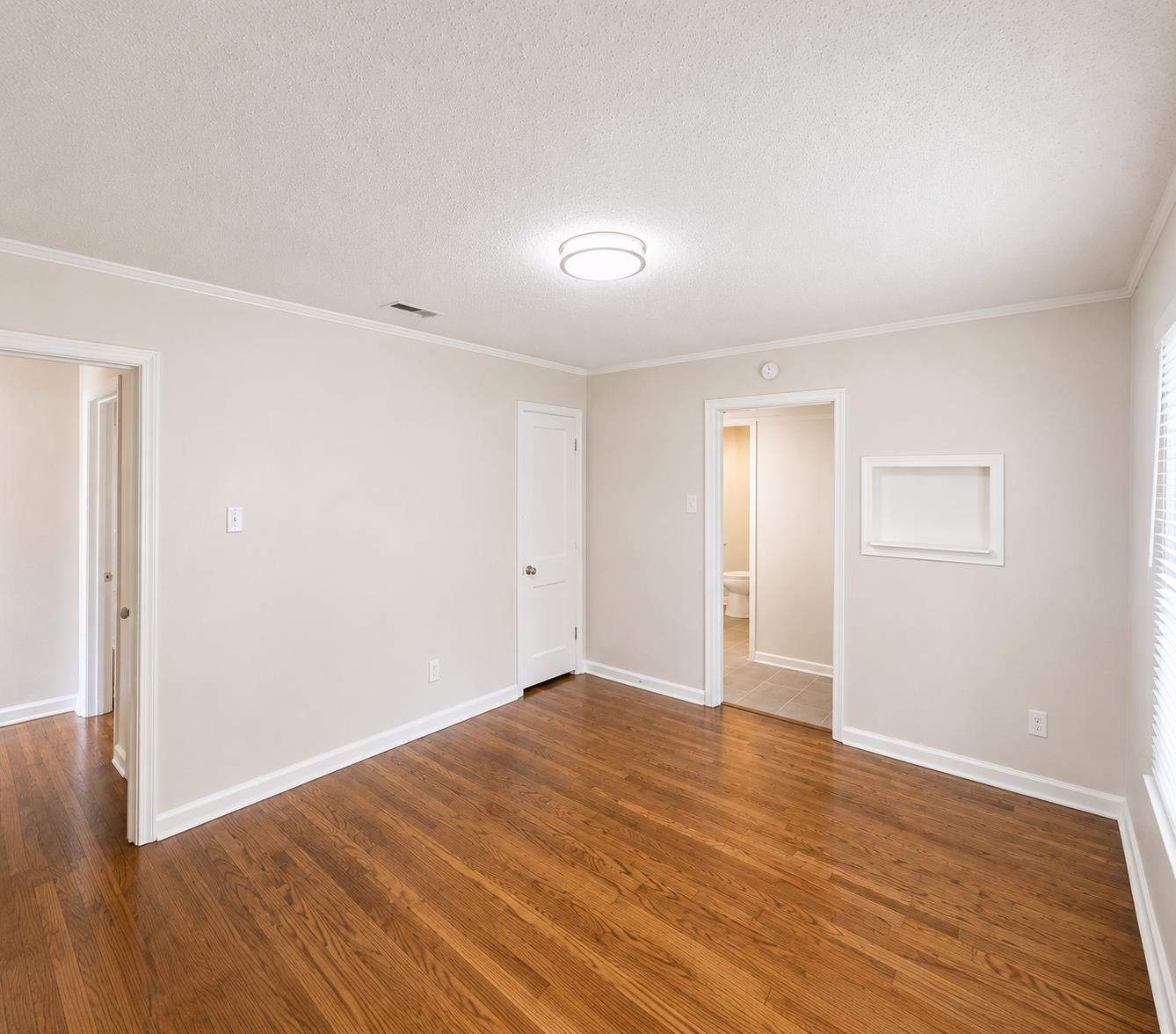 1126 Will Scarlet Rd Property Photo 6