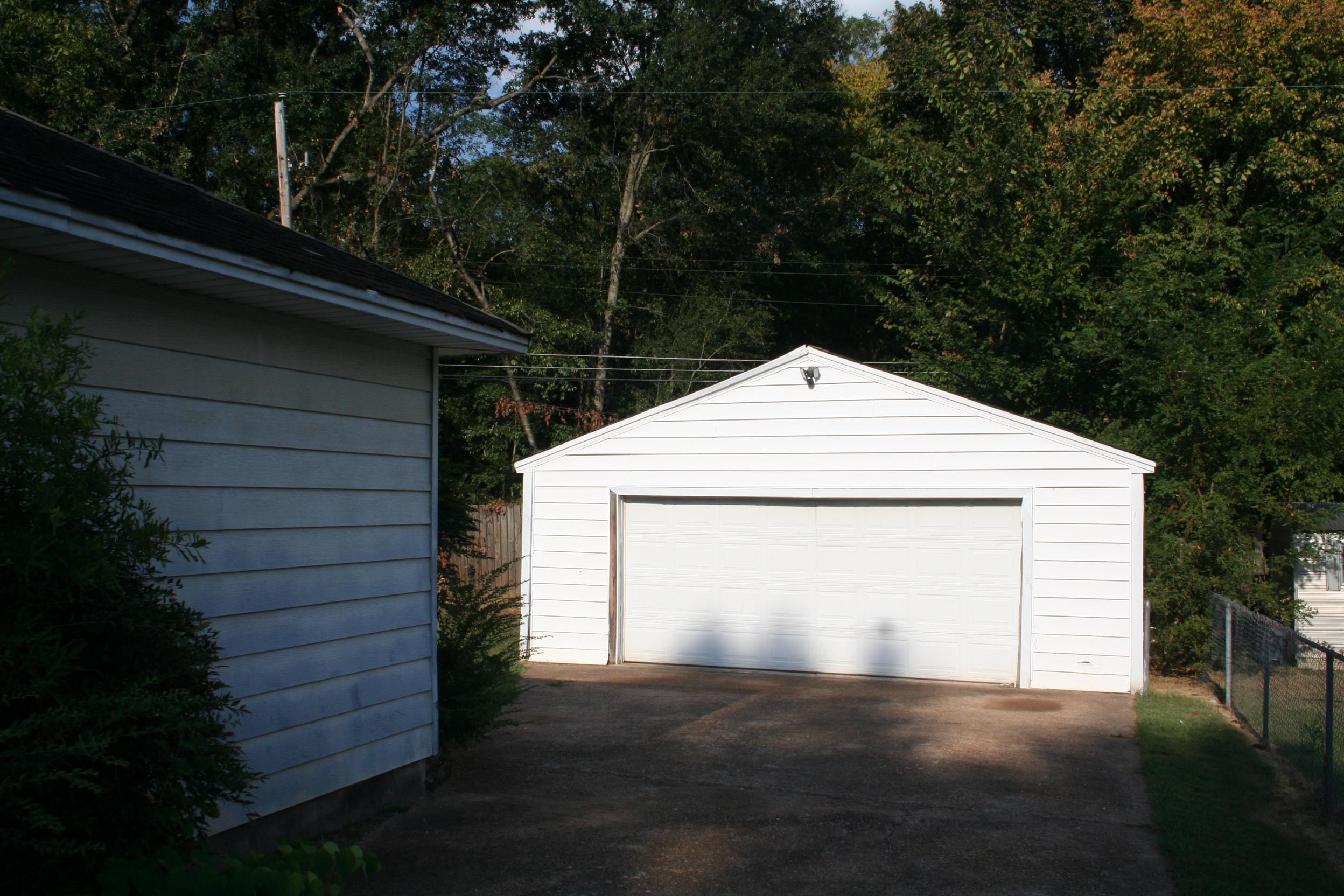1596 Russwood Rd Property Photo 3