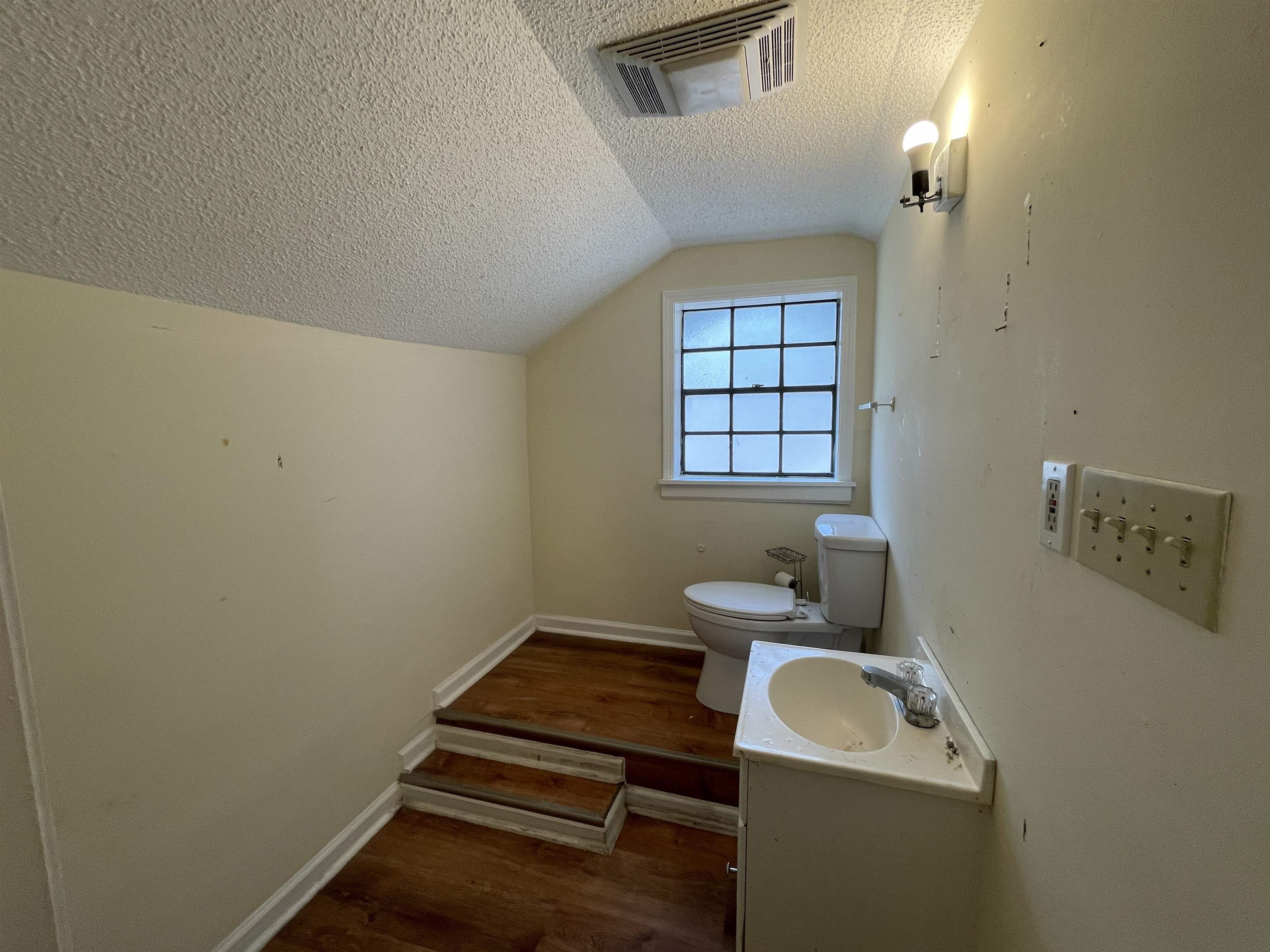 831 N Avalon St Property Photo 16