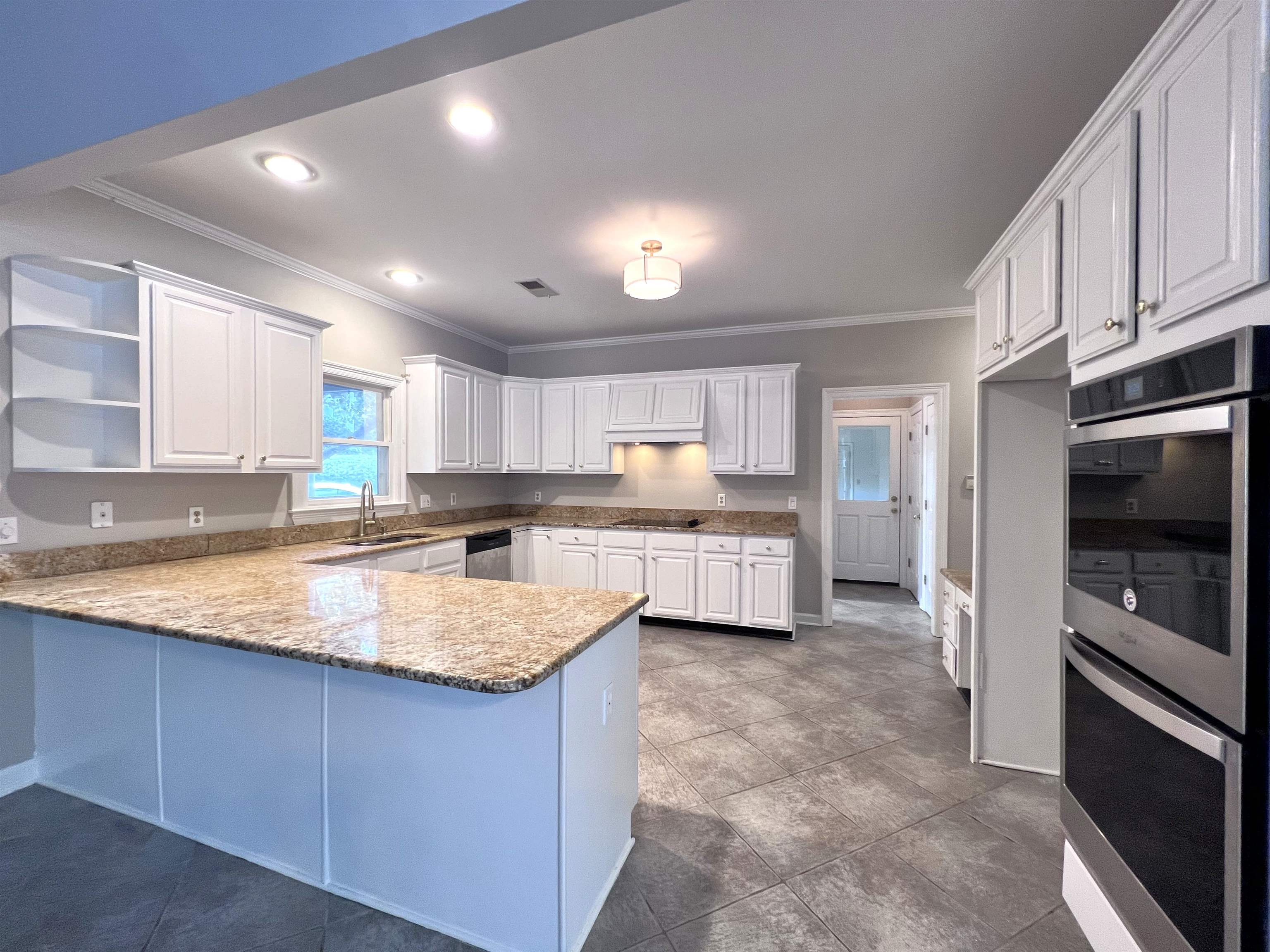 560 Windsor Park Cv Property Photo 2