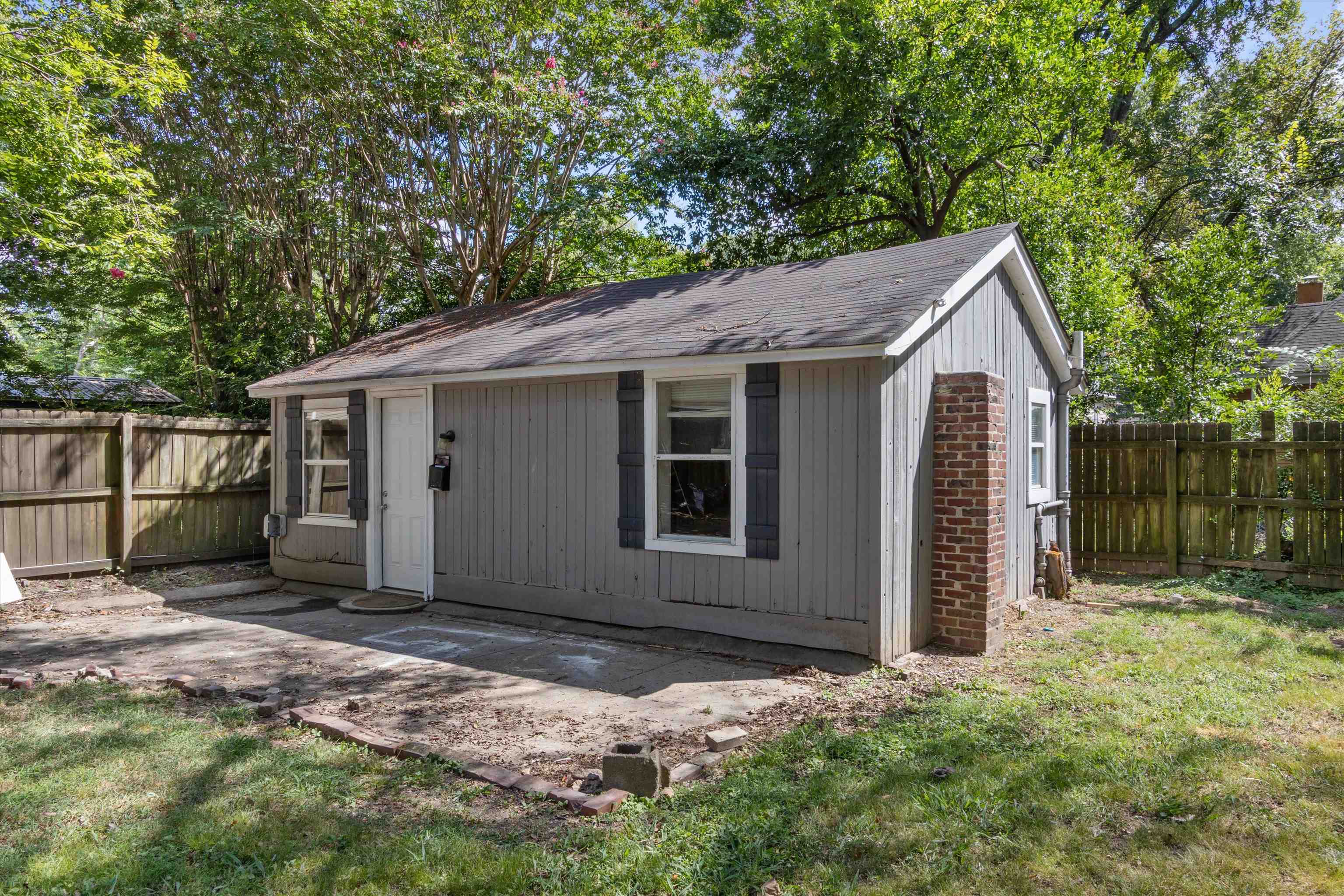 2053 Linden Ave Property Photo 10