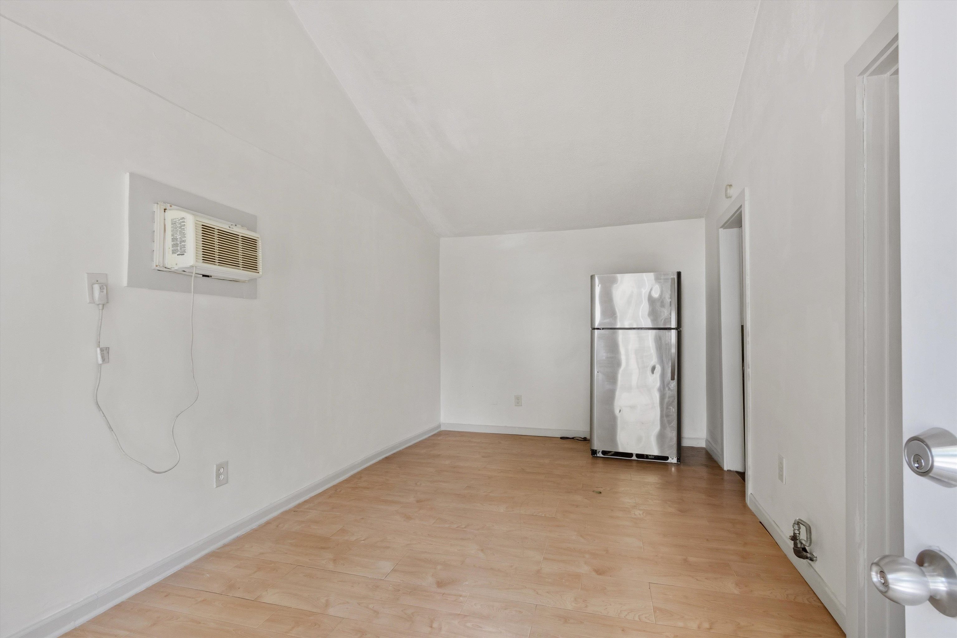 2053 Linden Ave Property Photo 11