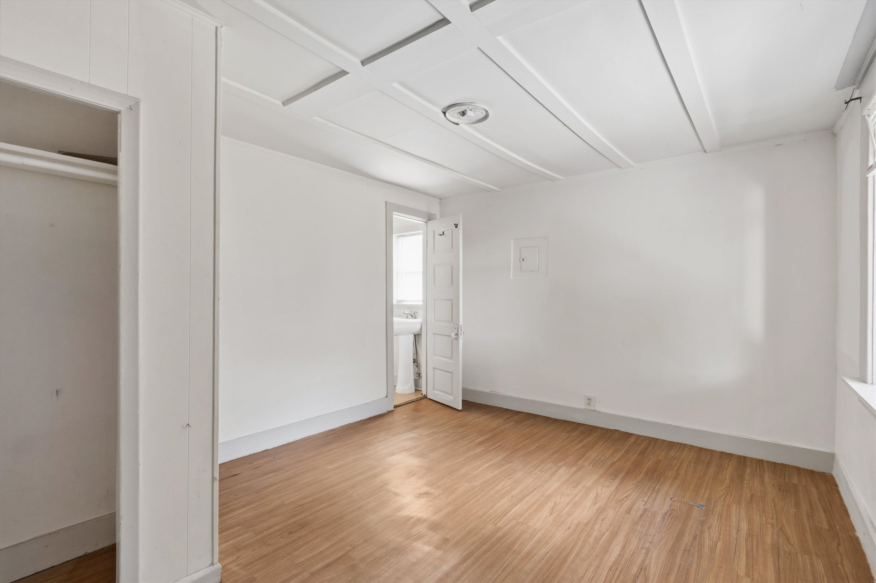 2053 Linden Ave Property Photo 13