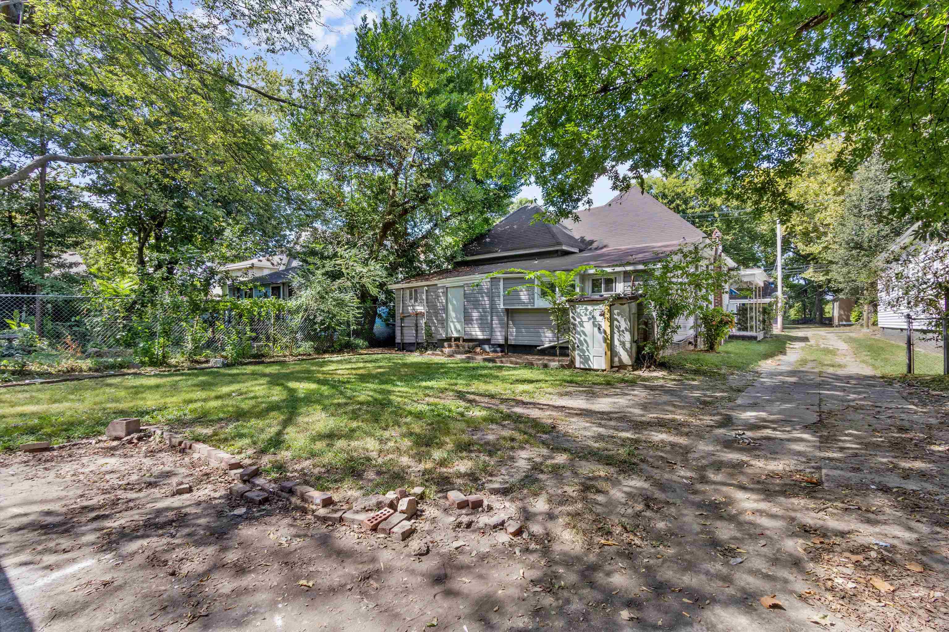 2053 Linden Ave Property Photo 16