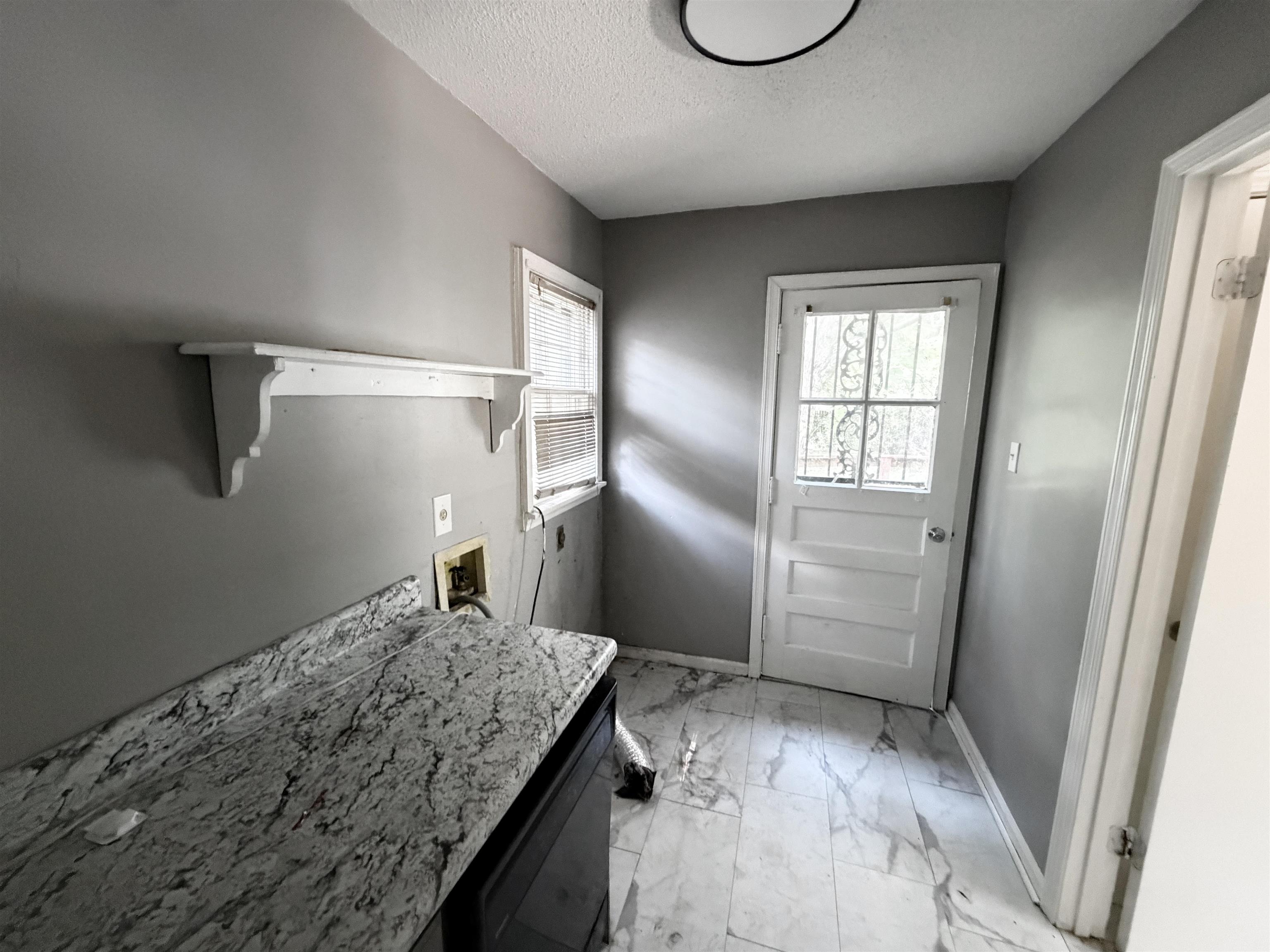1269 Colonial Rd Property Photo 4