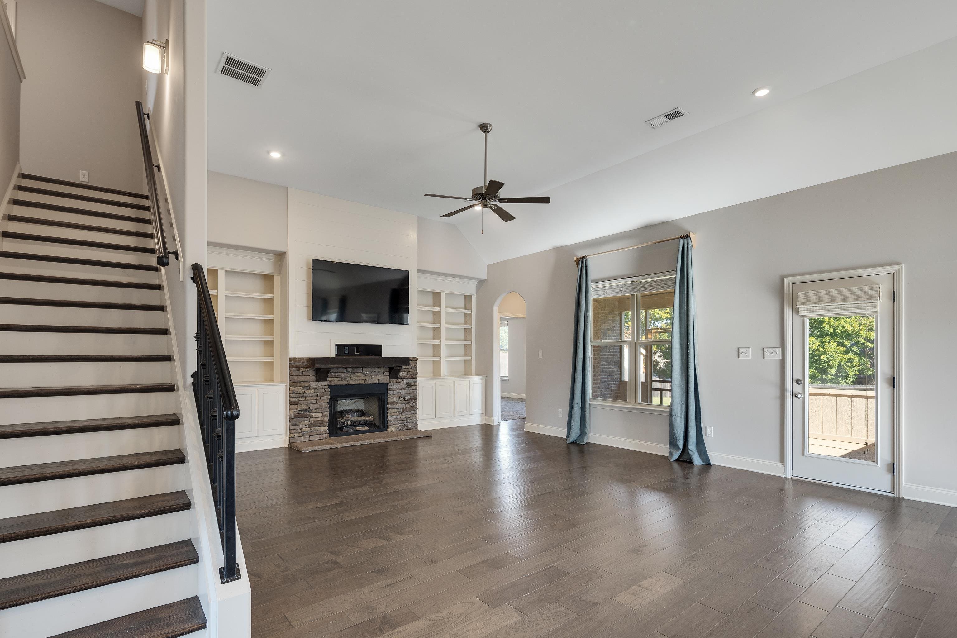 8472 Butterfly View Ln Property Photo 7